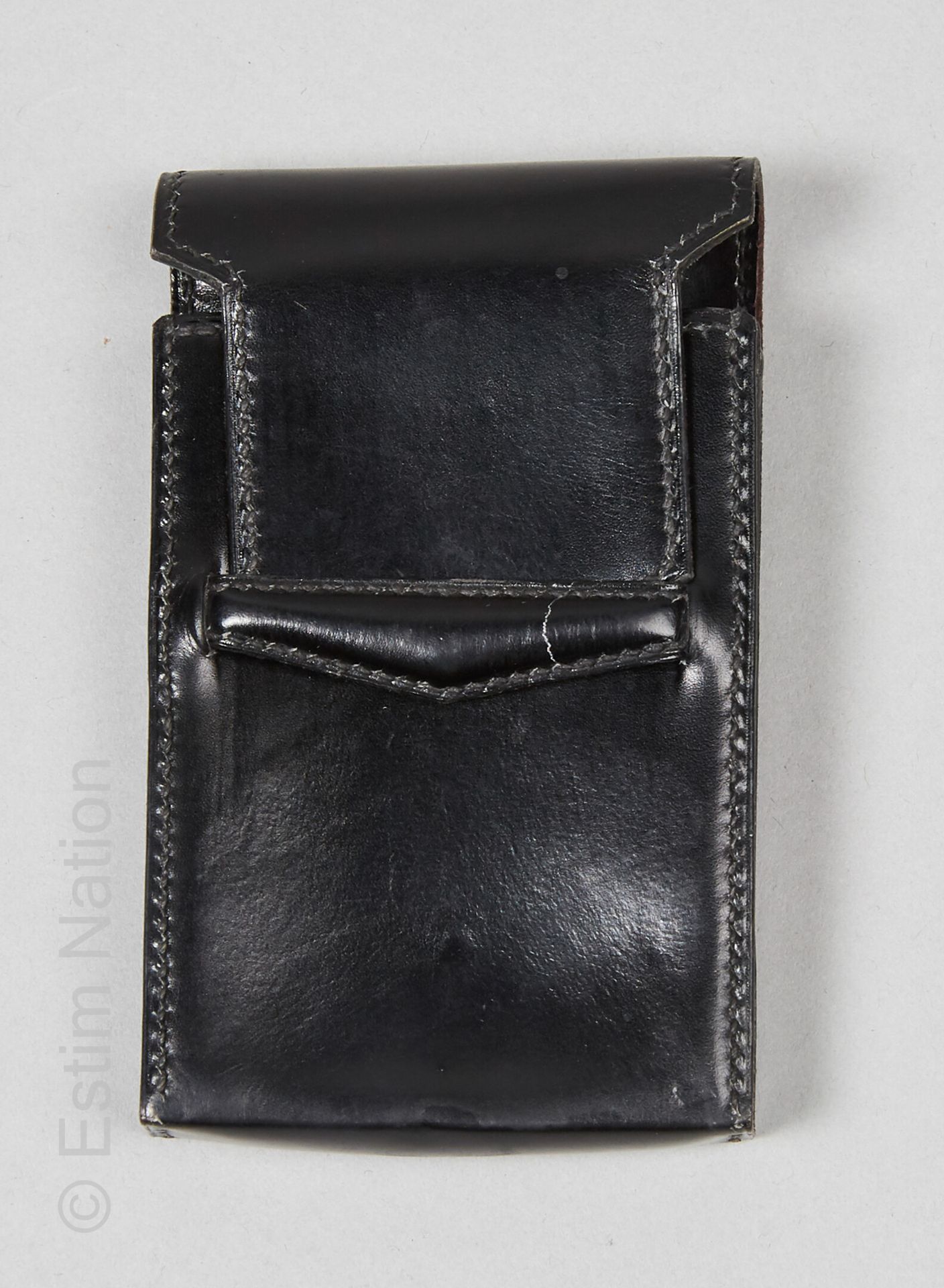 HERMES PARIS CIRCA 1965/70 黑盒装卡片盒，带翻盖（舌头上有皮革事故，背面有变色、湿渍）（10 x 6 x 1,4 cm）。