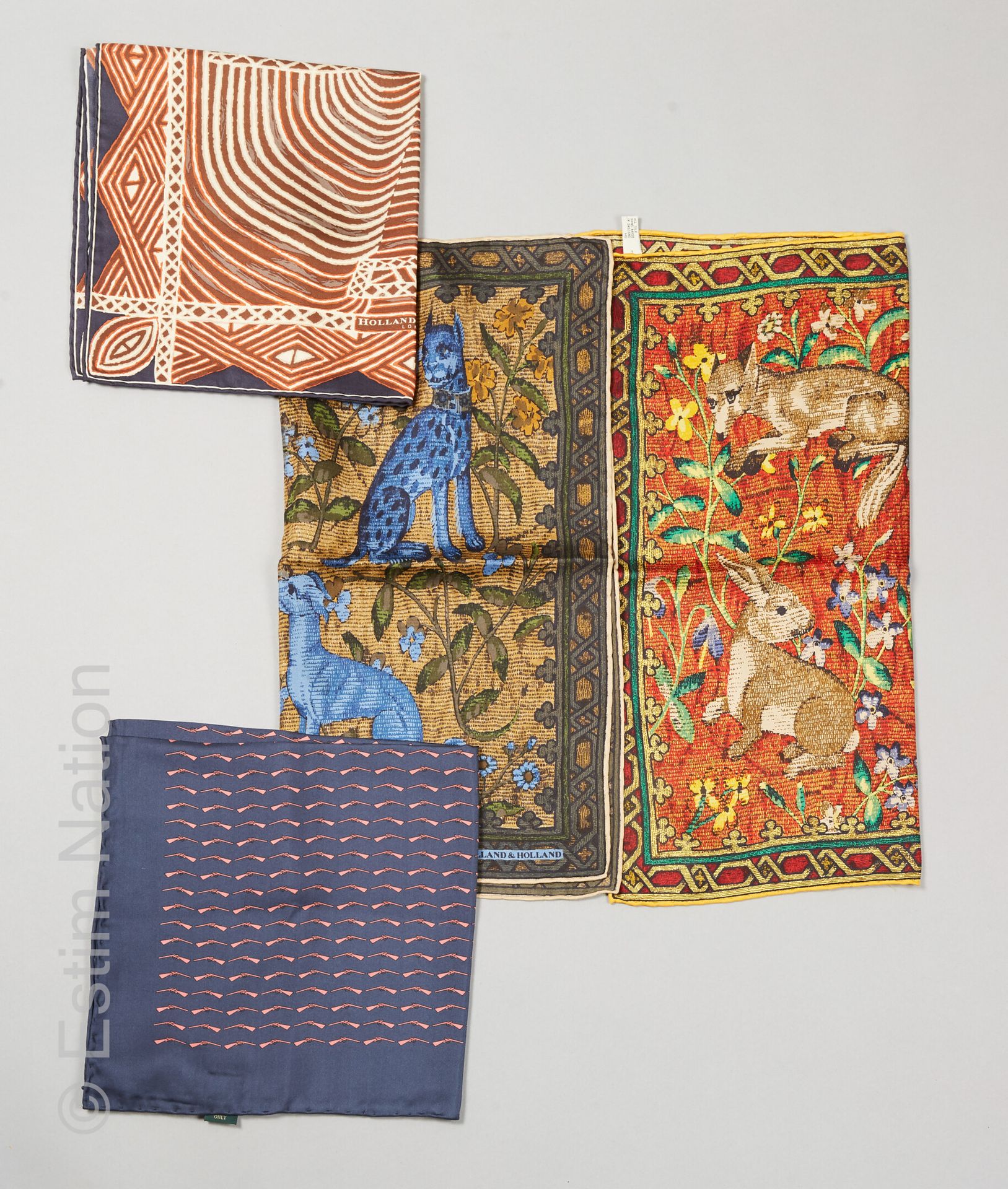 HOLLAND AND HOLLAND QUATRE GAVROCHES en soie imprimée dont deux à décor de tapis&hellip;