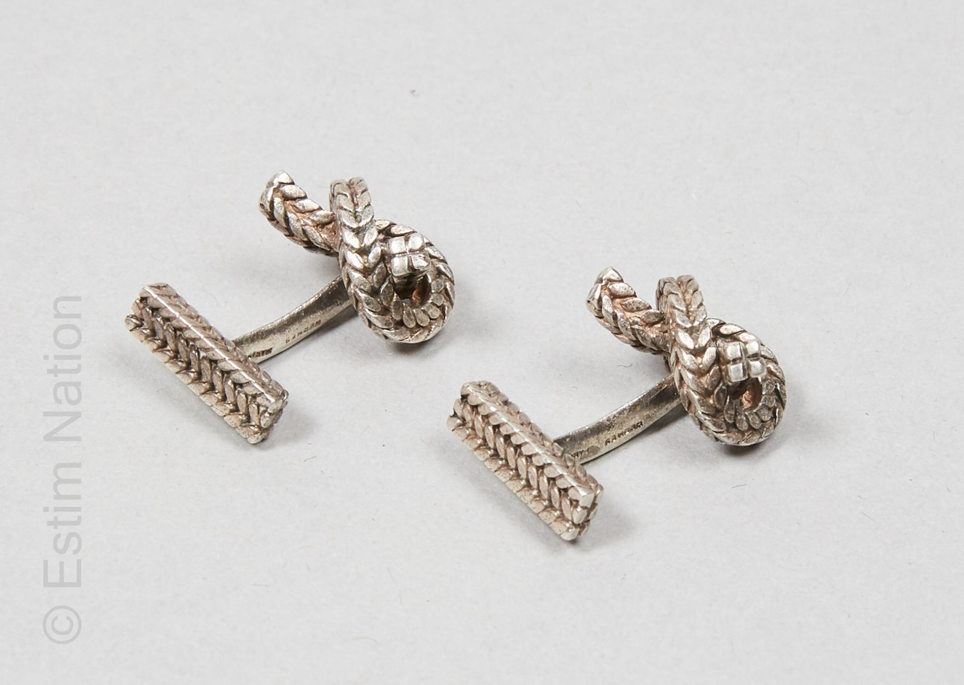 HERMES Paris Vintage PAIRE DE BOUTONS DE MANCHETTES en argent figurant des corda&hellip;