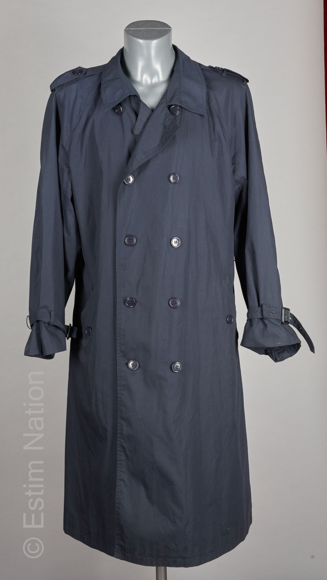 Yves Saint LAURENT 藏青色聚酯和棉质大衣，肩部和袖口有标签，两个口袋（缺少皮带）（约T M）（袖口有污垢，有轻微痕迹