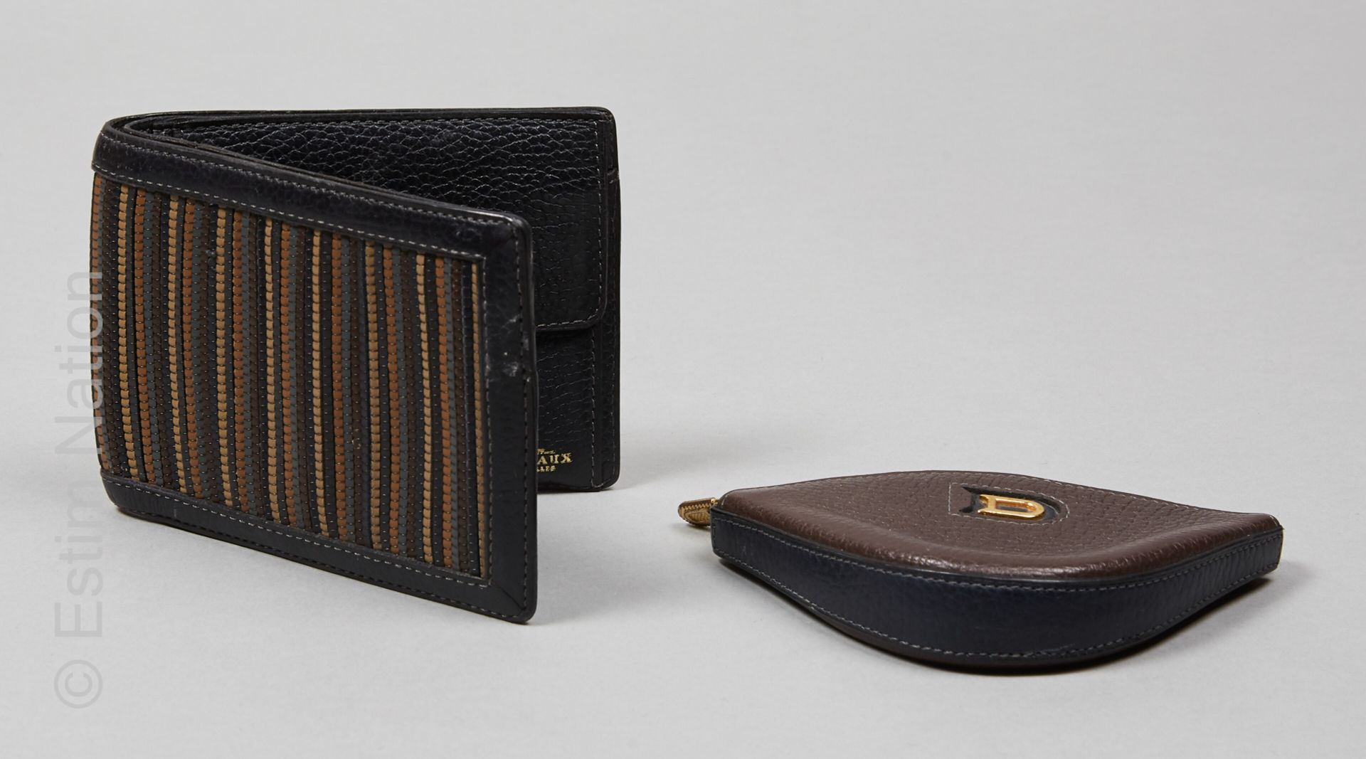 DELVAUX VINTAGE 钱包，包括一个粒面皮革和条纹的钱包和卡夹，由海军，米色和巧克力色调的皮革加工而成（闭合尺寸：9 X 12.5厘米）（小污点）一个&hellip;