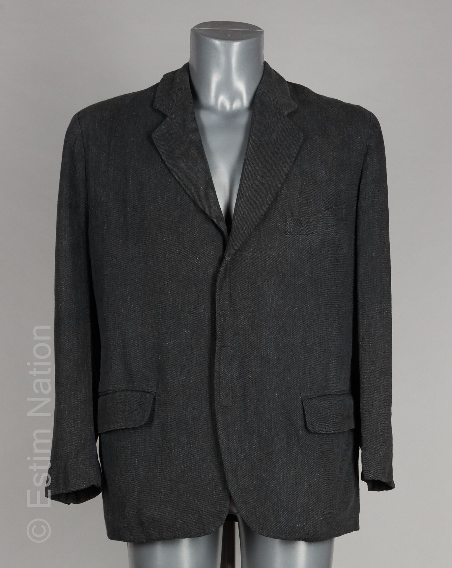 COMME DES GARCONS HOMME PLUS (1992) 亚麻纱布和鼠灰色人造纤维外套，魔术贴，三个口袋，灰黑色缎子背面装饰有马蹄铁（T M）（背&hellip;