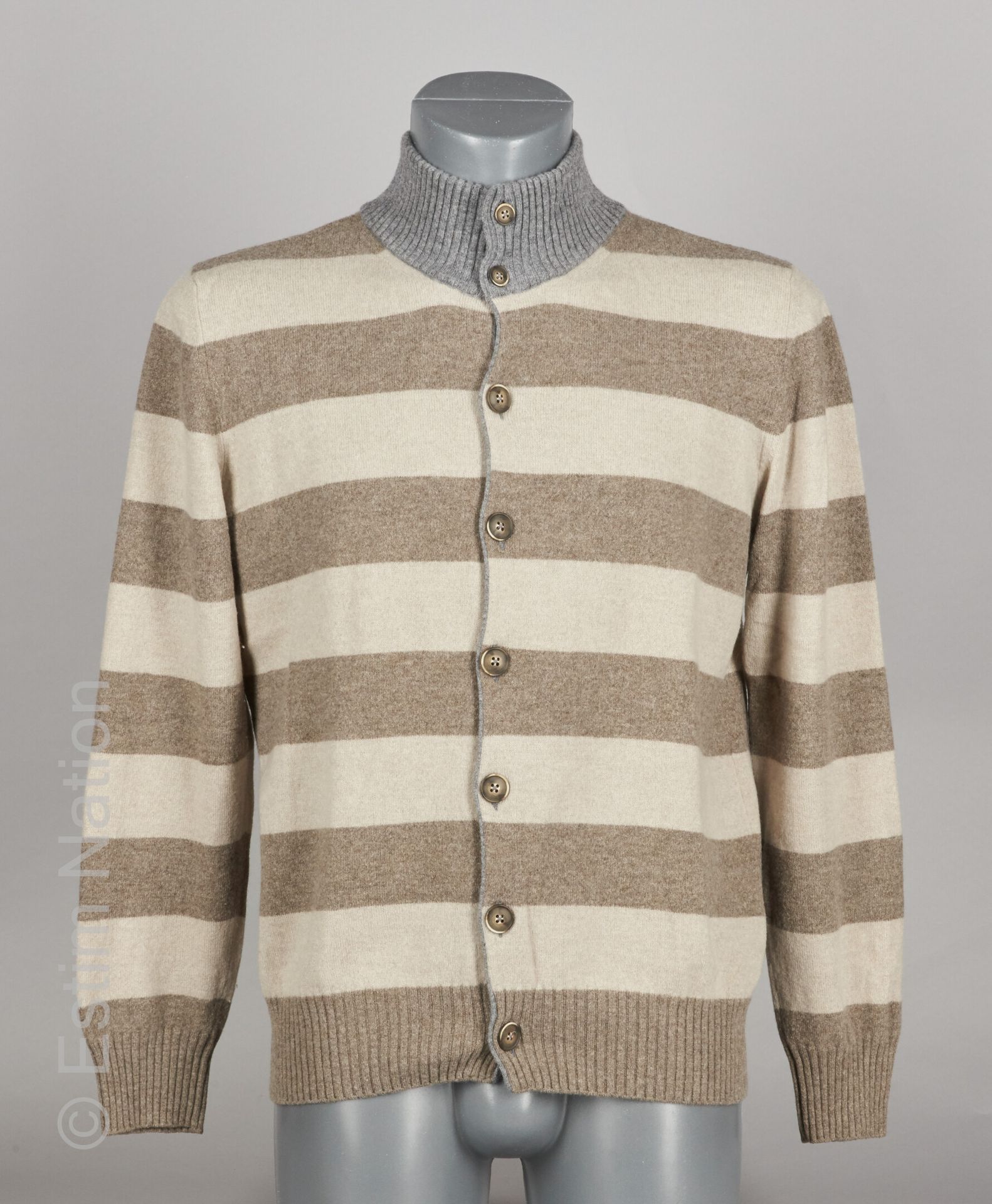 PANICALE 羊毛和羊绒套装，包括一件米色和灰褐色的羊毛和羊绒外套，灰色罗纹领（S52）和配套的羊绒运动裤（S M）（微小的磨损）。