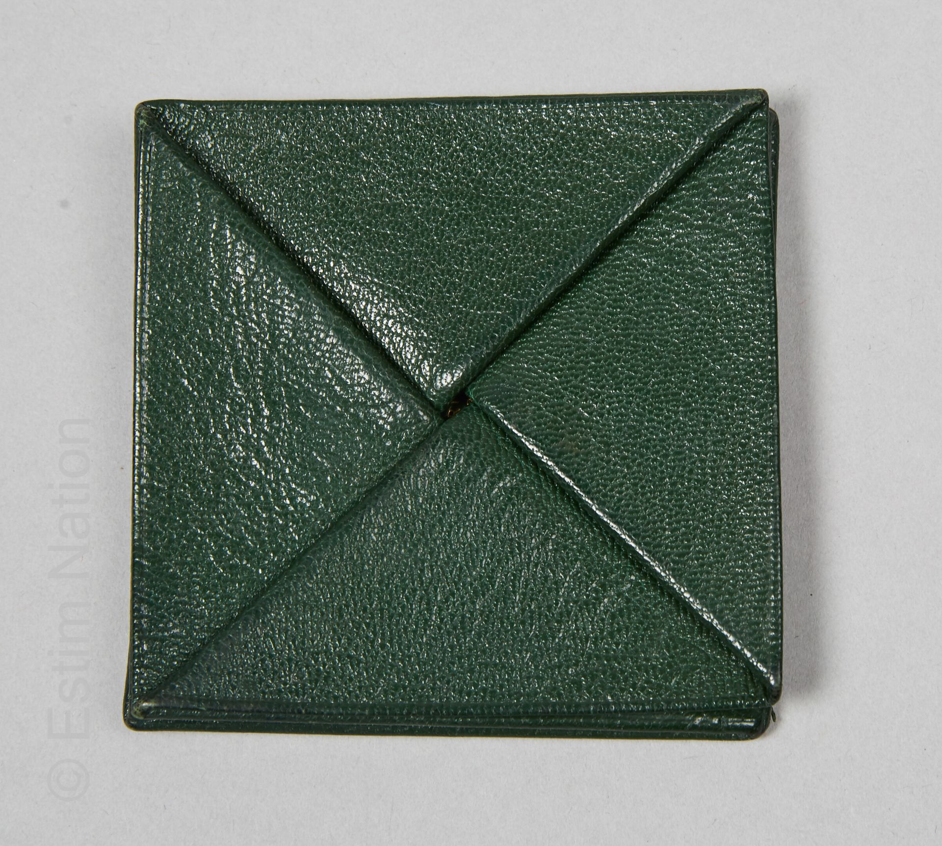 HERMES (1984) 迈索尔山羊奶瓶绿色折纸效果的钱袋 "ZOULOU"（8 x 8厘米）（使用后有小的铜锈和变形）。