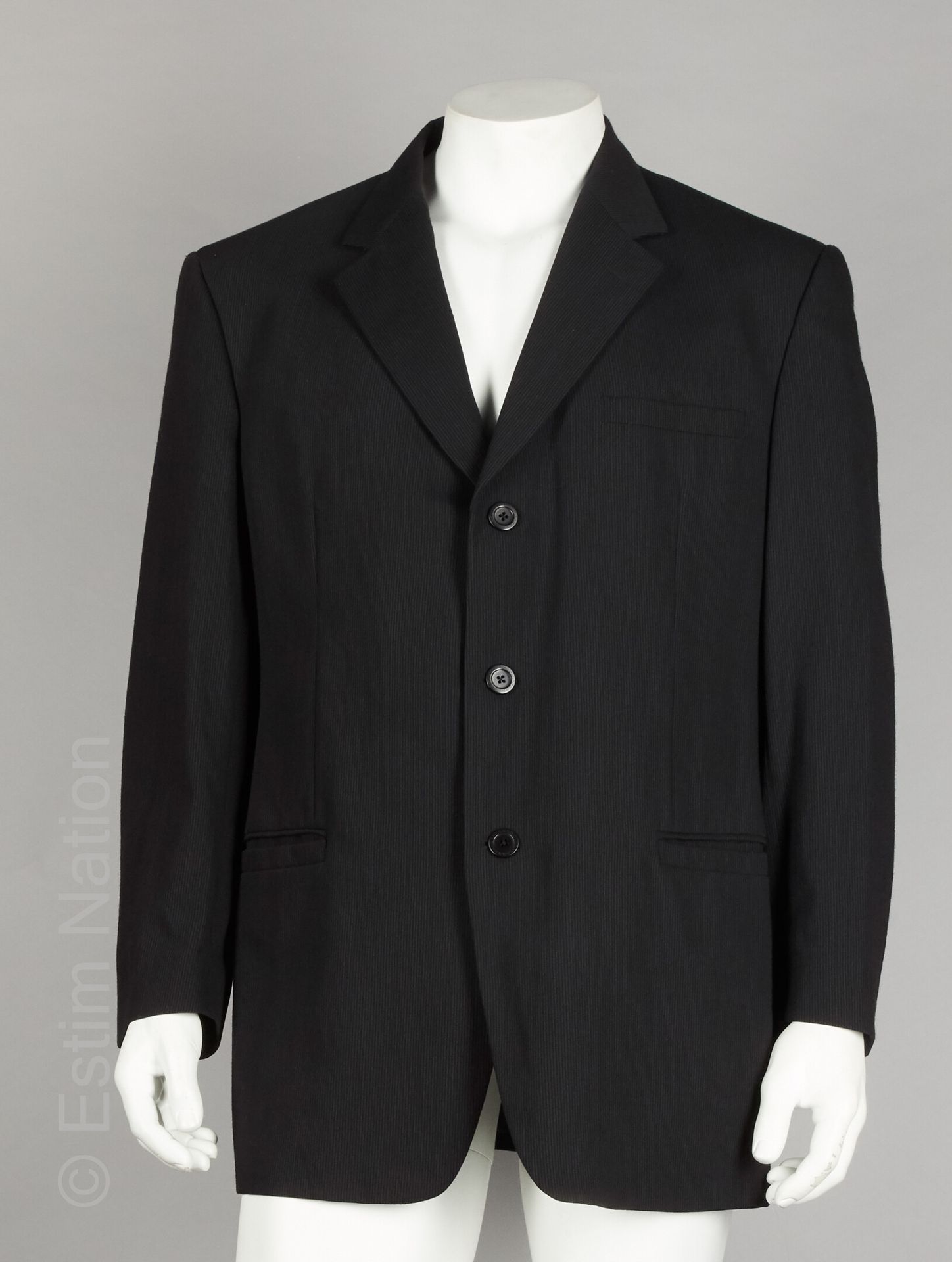 VERSACE CLASSIC V2 黑色羊毛细条纹服装，带三个口袋的外套，直筒裤（S56）（外套领子上有小污点）。
