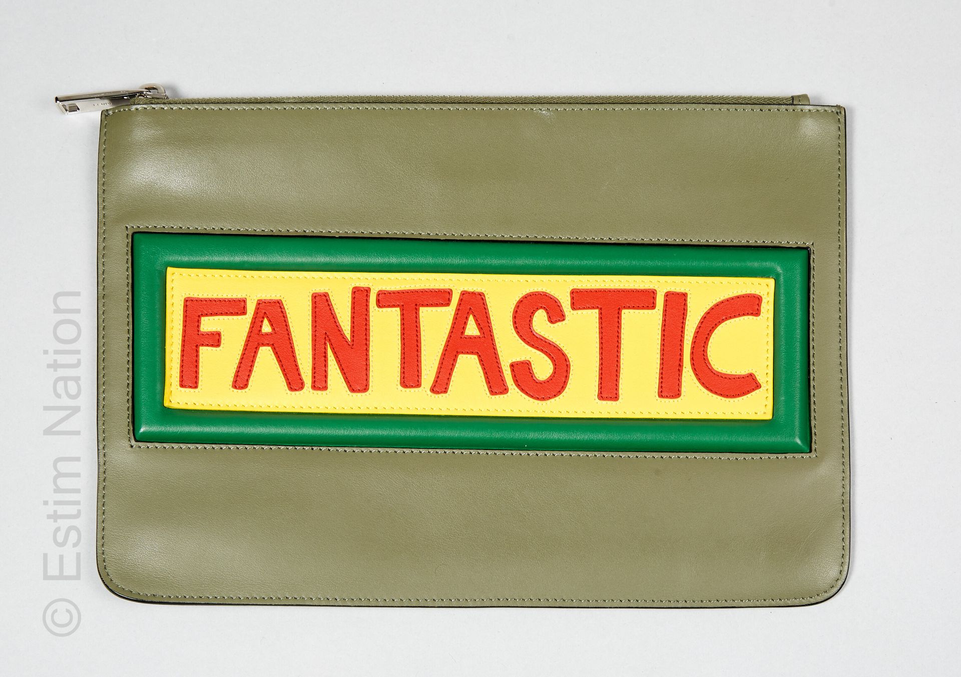 FENDI 卡其色，绿色，黄色和红色的皮革口袋，缝有铭文（太棒了），背面有橡胶缩写（20,5x30厘米）（防尘袋）（非常轻的痕迹）。