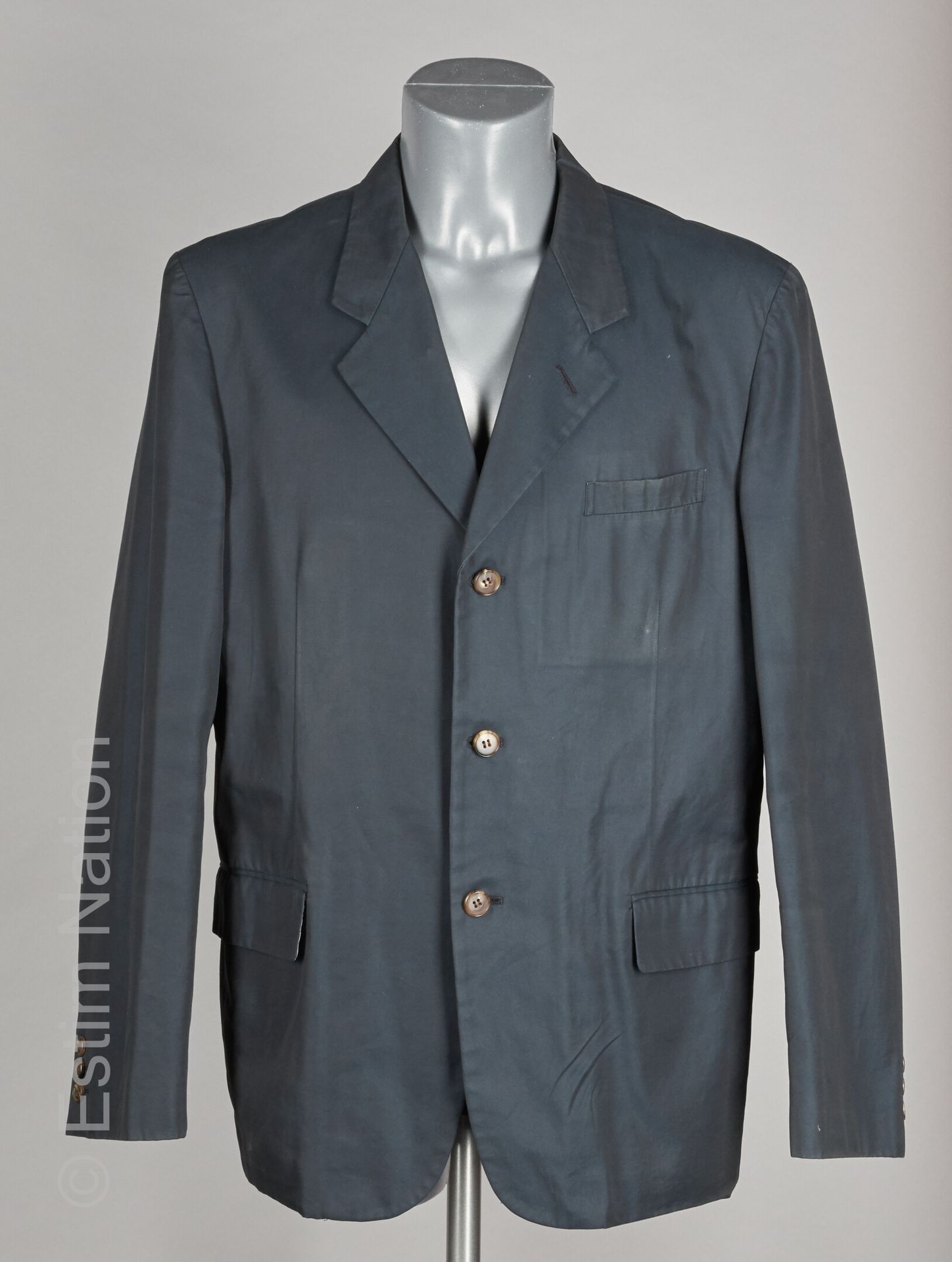 COMME DES GARCONS HOMME PLUS (2001) 黑色棉质夹克，三个口袋，牛角纽扣（T L）（磨损，痕迹，污垢）。