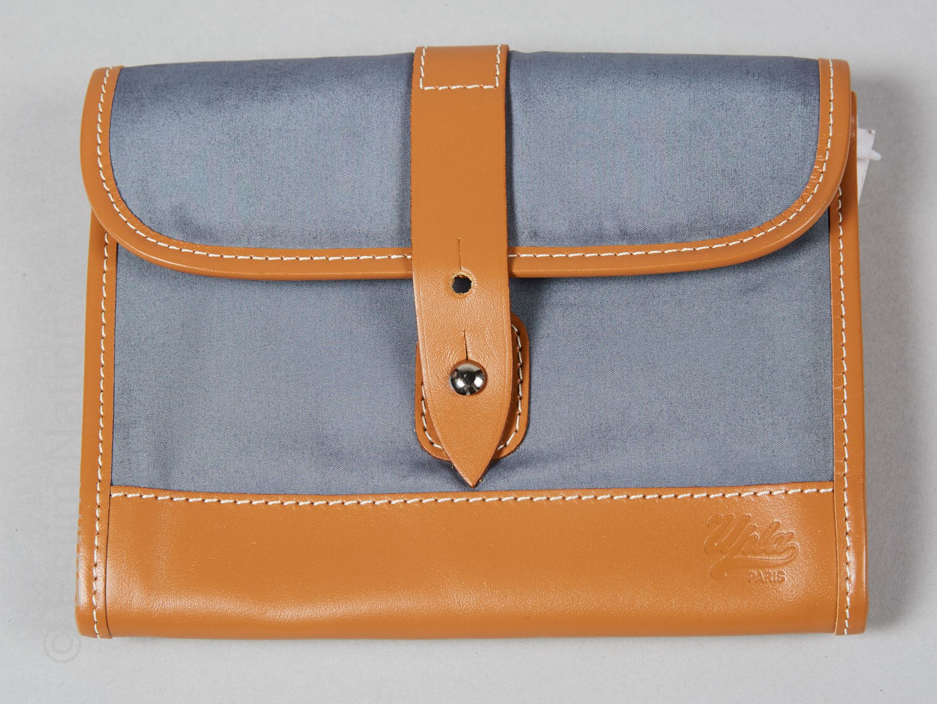 UPLA 佩戴在腰带上的口袋，带有蓝色帆布和金色牛皮的两个夹层，装饰有一个卡片夹和一个零钱包（14 x 17厘米）（新状态，有标签，帆布上有痕迹