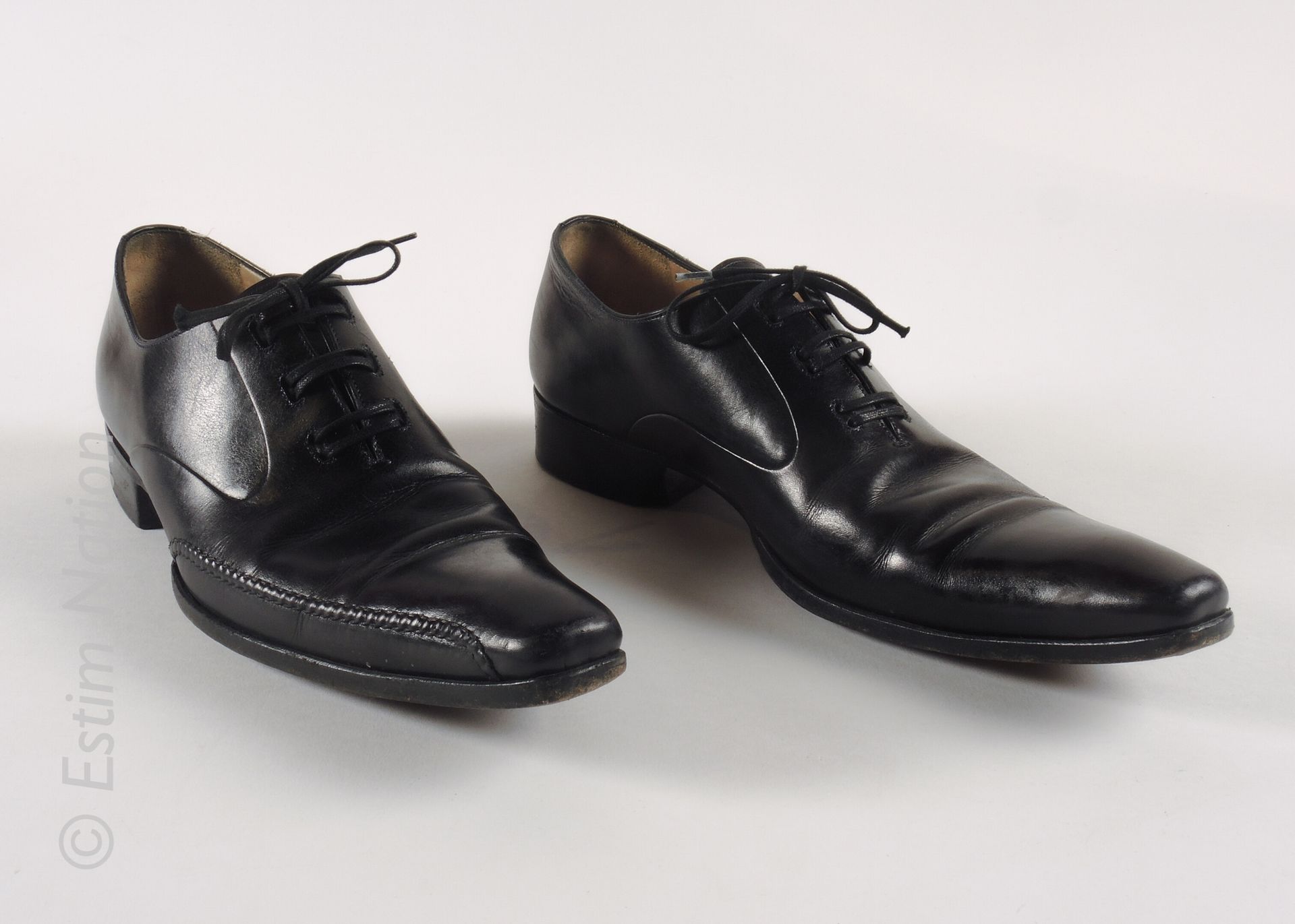 GERARD SENE Par de zapatos con cordones de cuero negro con costura en el lateral&hellip;
