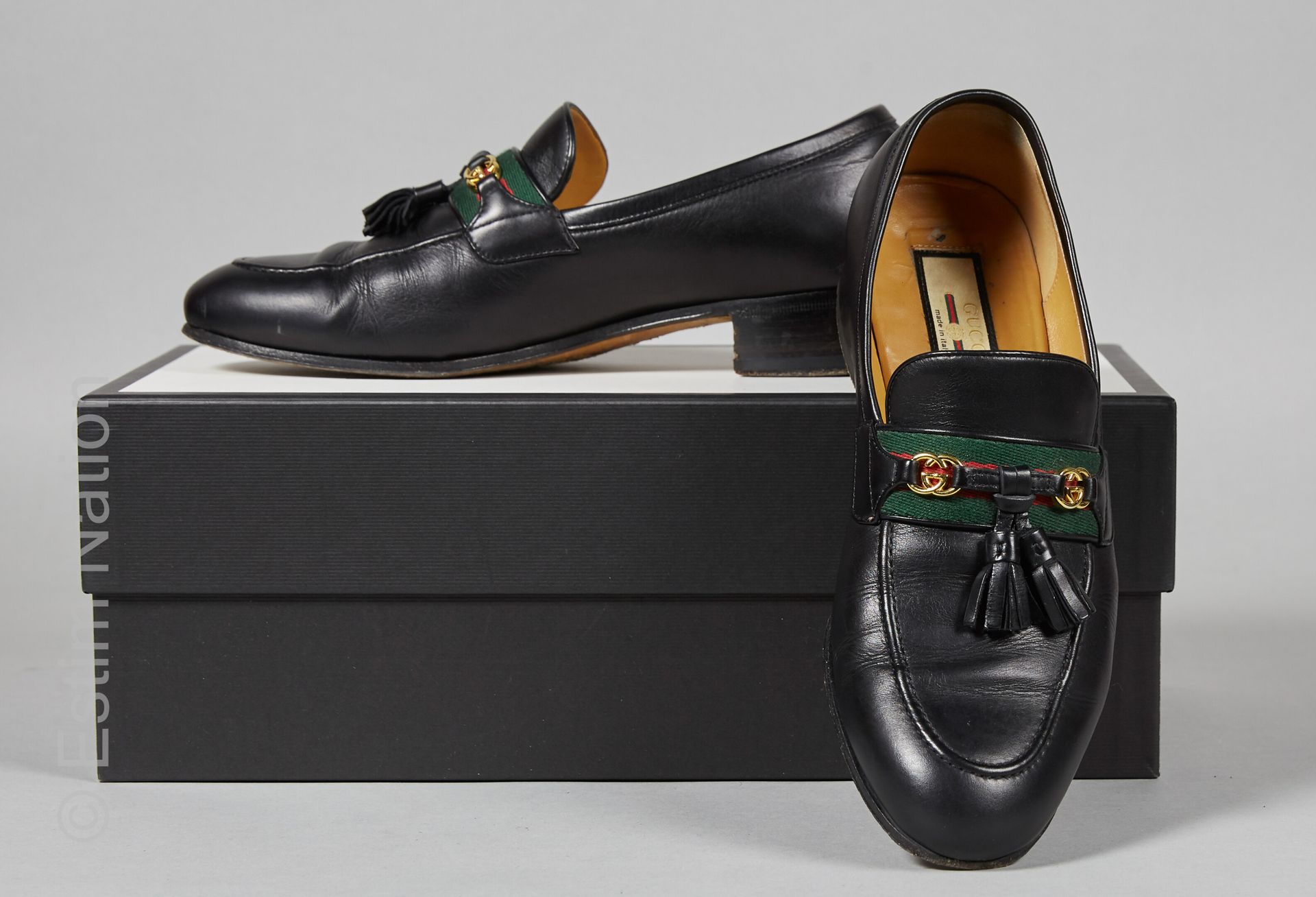GUCCI 一双黑色皮拖鞋，带镀金金属带和标志（P 5 1/2 /约39）（小的铜锈）（盒子）。