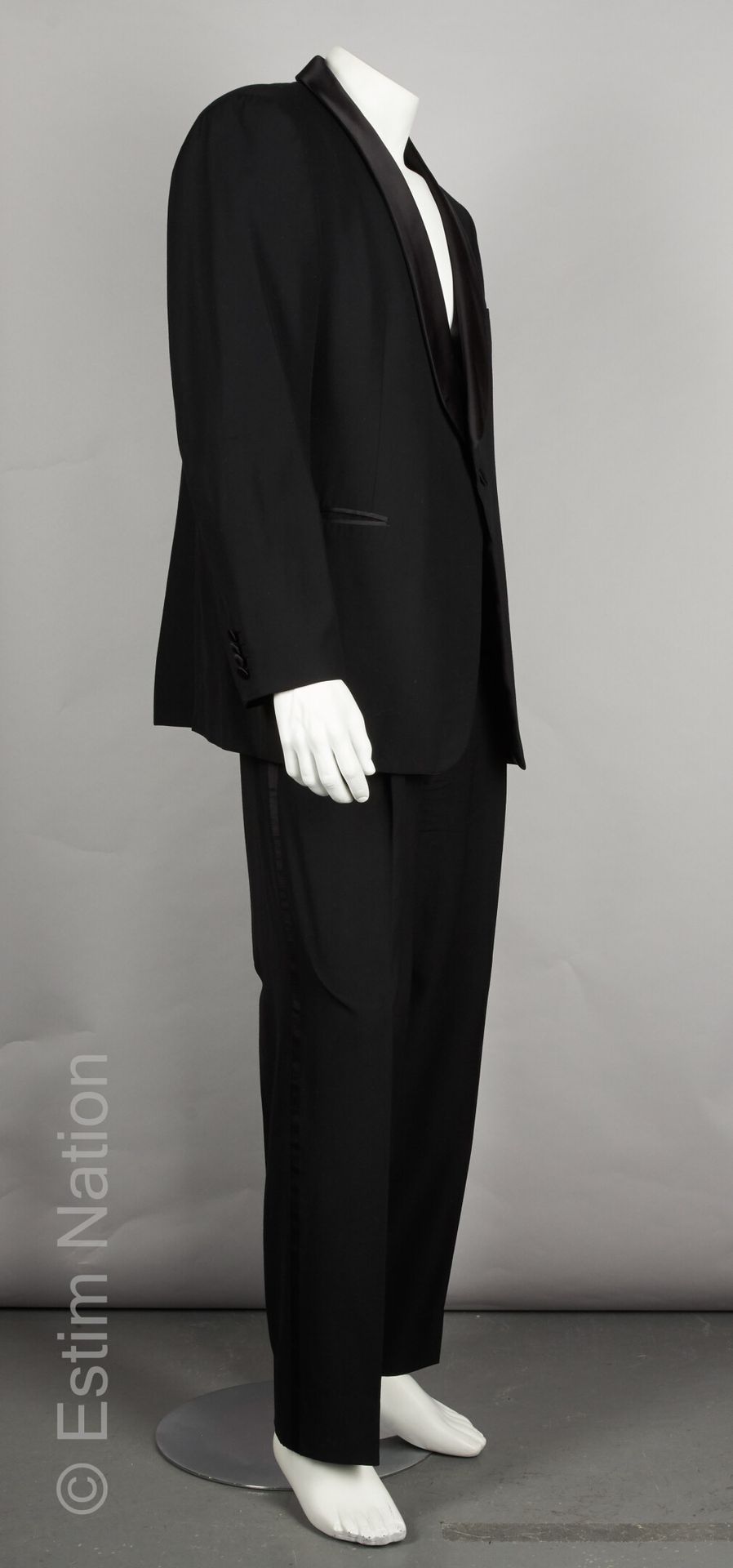 SAINT LAURENT Rive Gauche 粉色纹路的SMOKING，领子、腰带和裤子的辫子为黑色缎面绉纹，有两个口袋（S 56）。