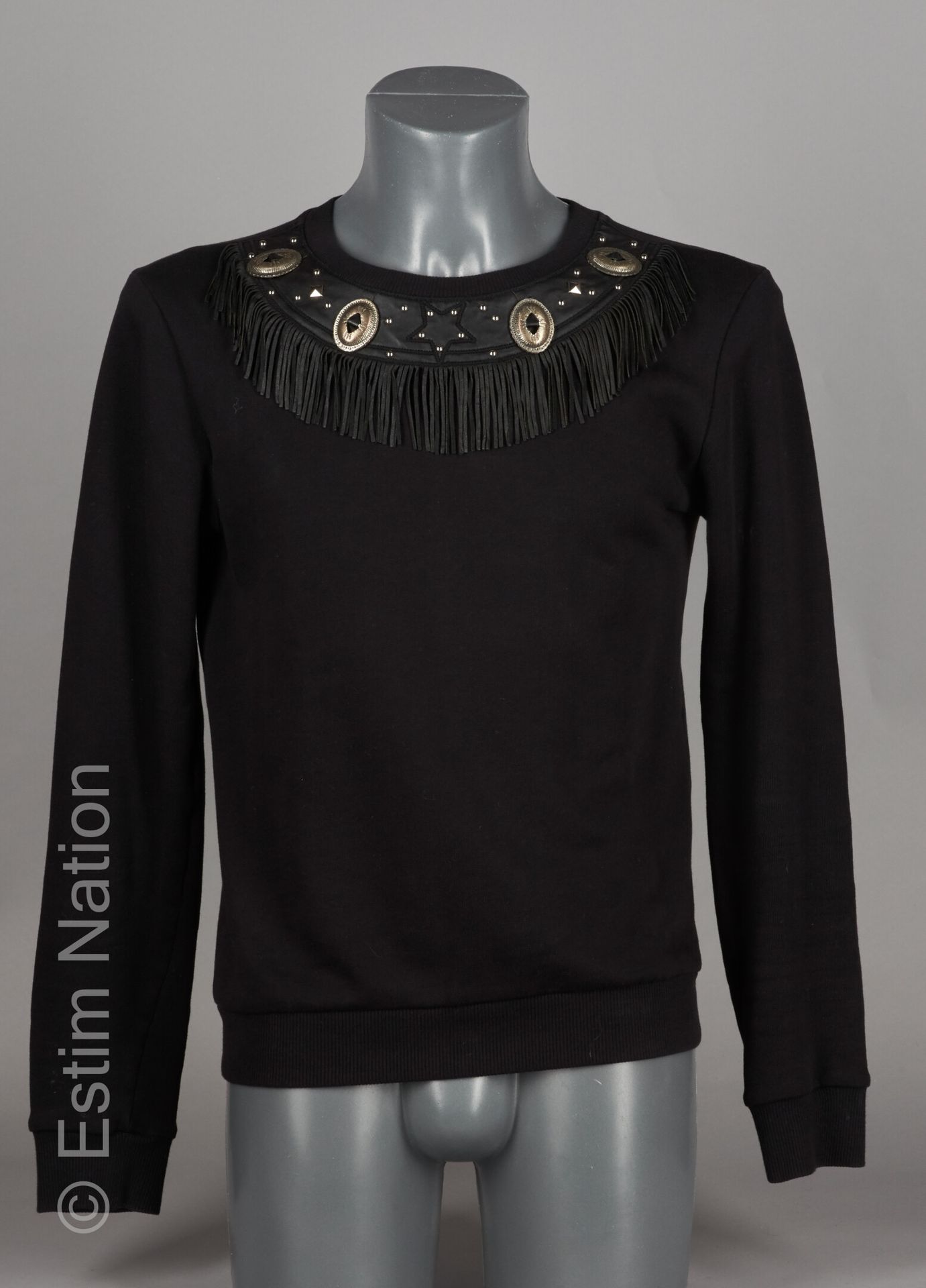 SAINT LAURENT PARIS (2014) 黑色纯棉毛圈毛衣，领口点缀有流苏皮革和西方风格的金属徽章（T L）（手臂上有轻微的痕迹）。