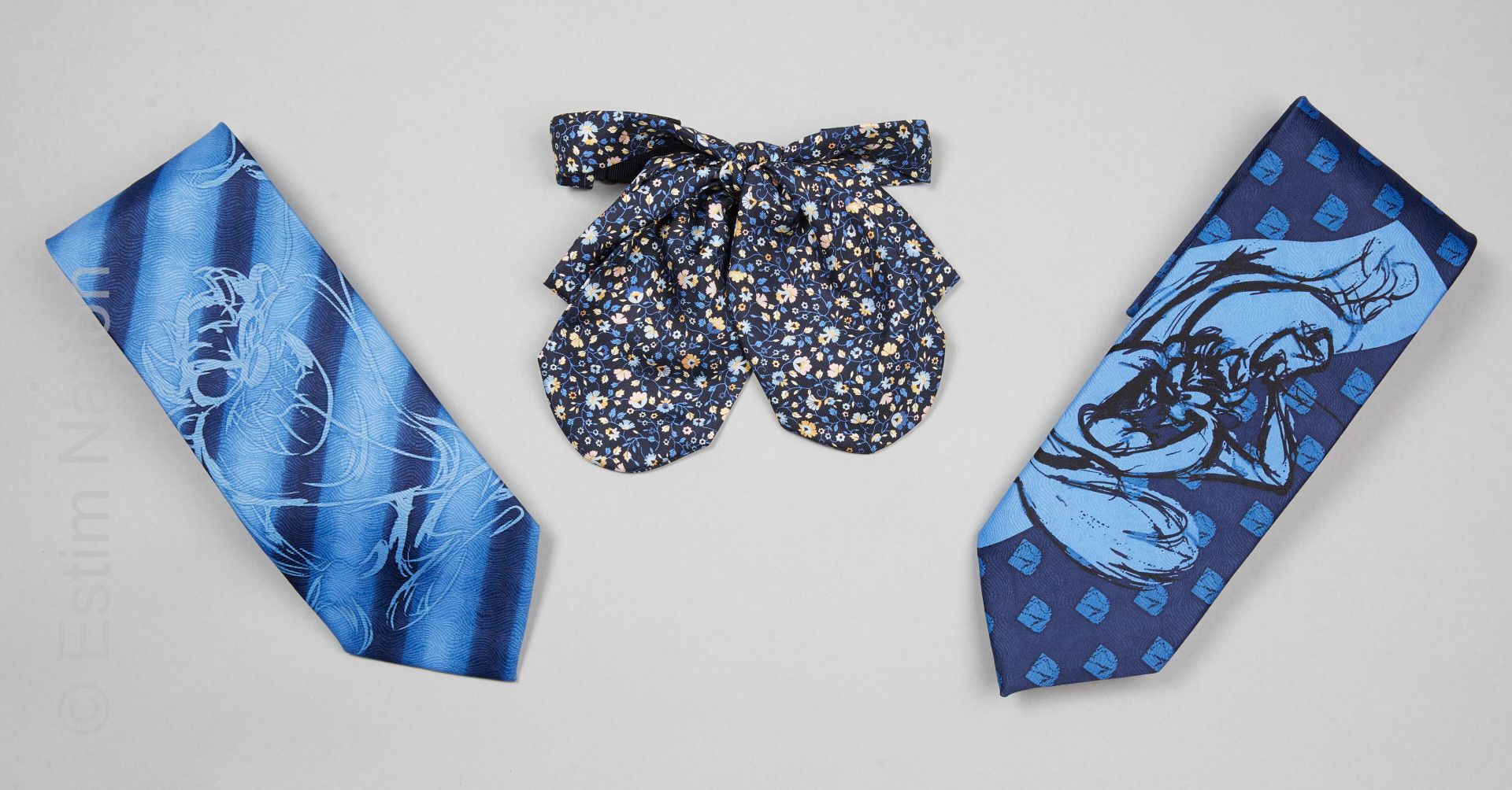 LOONEY TUNES, CHARLES COTONAY 两件蓝色印花塔斯马尼亚魔鬼图案的丝绸领结（全新）和一条自由丝绸领结（无条件保证）。