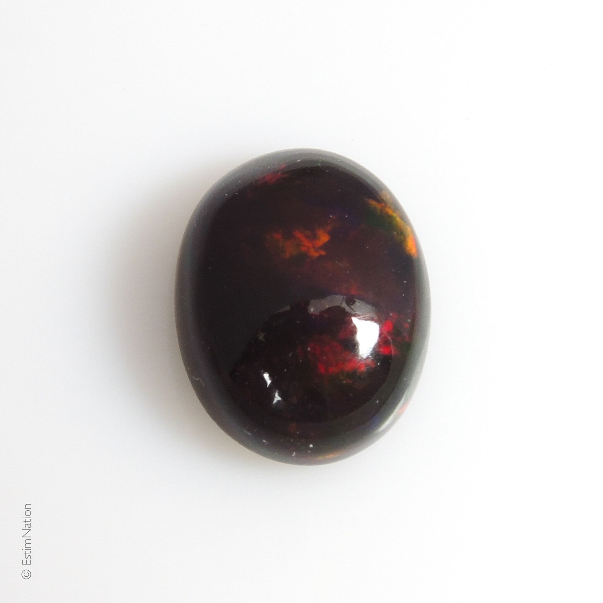 OPALE 1.84 CARAT Opale dite "arlequin" ou "black opal" de forme cabochon pesant &hellip;