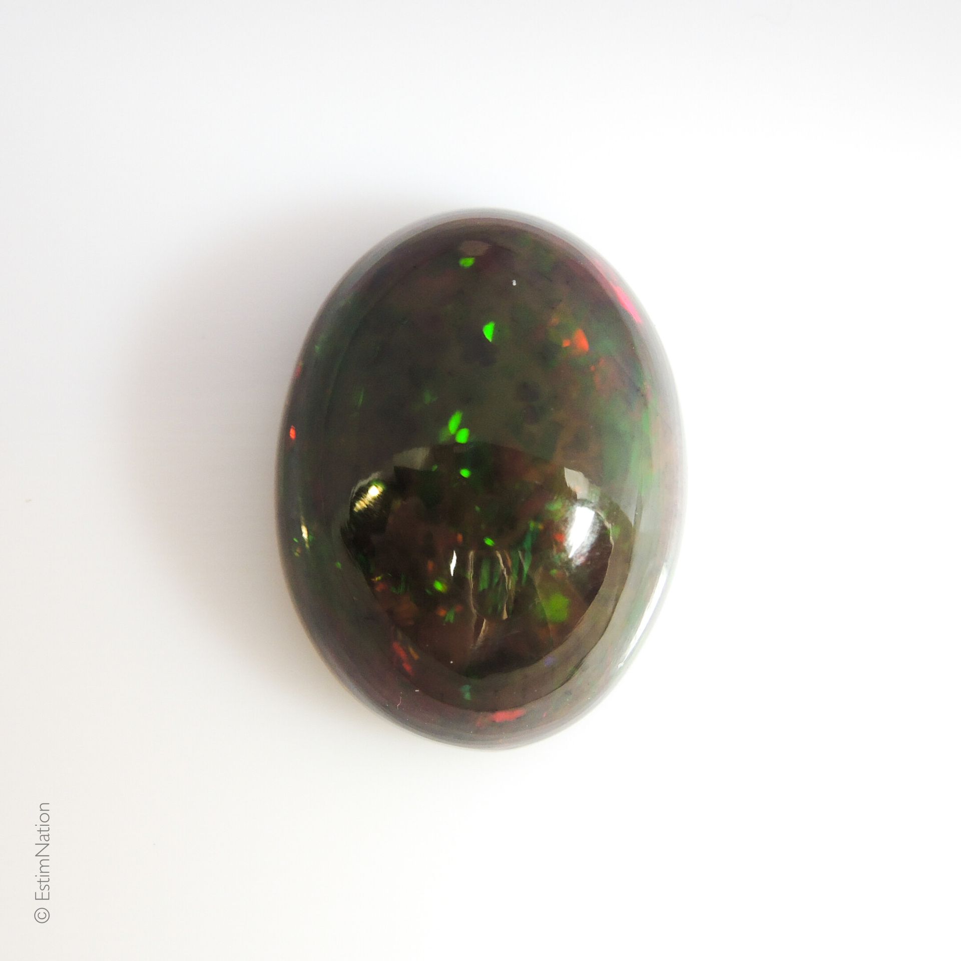 OPALE 11.77 CARAT Opale dite "arlequin "ou "black opal" en forme de cabochon ova&hellip;