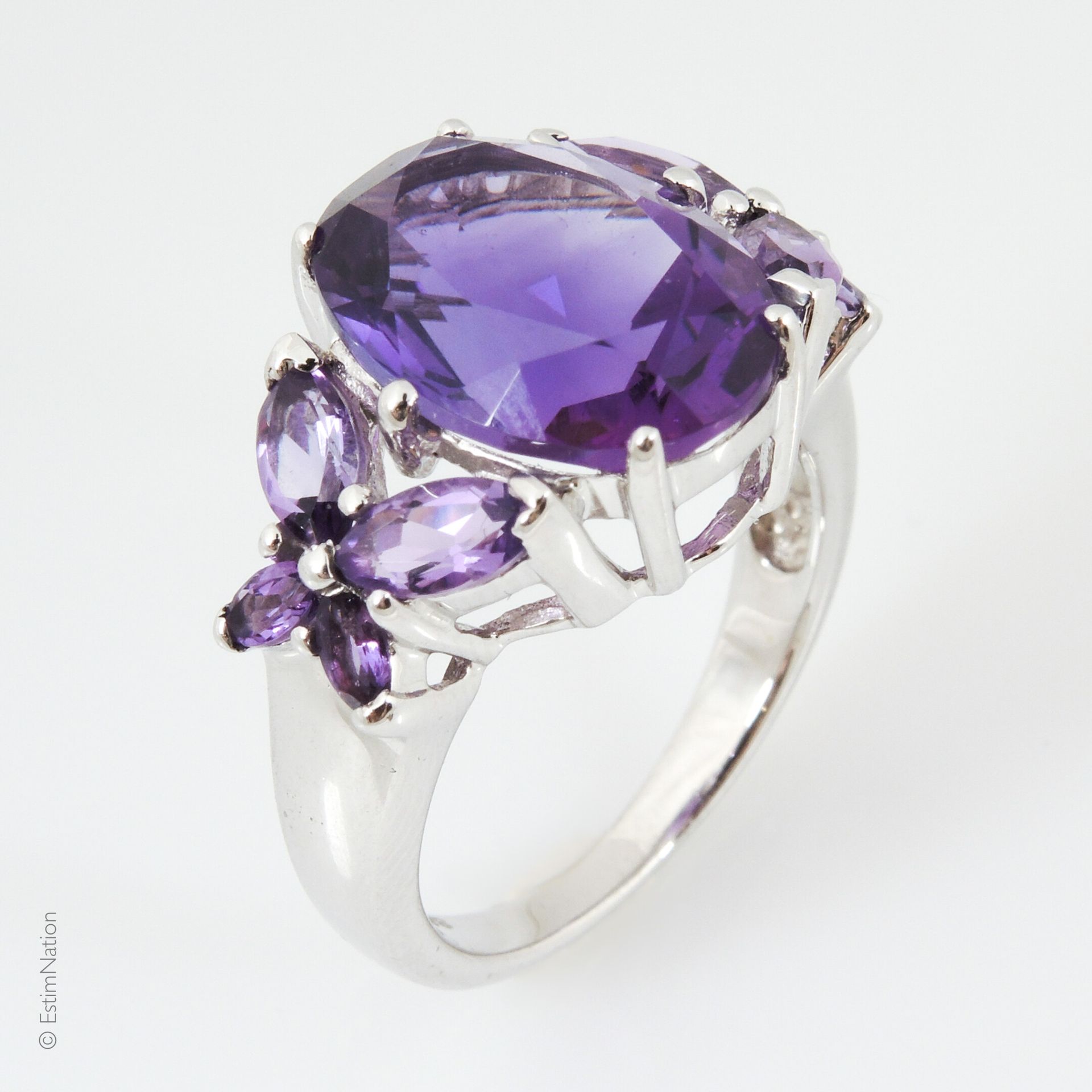 BAGUE AMETHYSTES 
Importante bague en argent 925/°° centrée d'une améthyste oval&hellip;