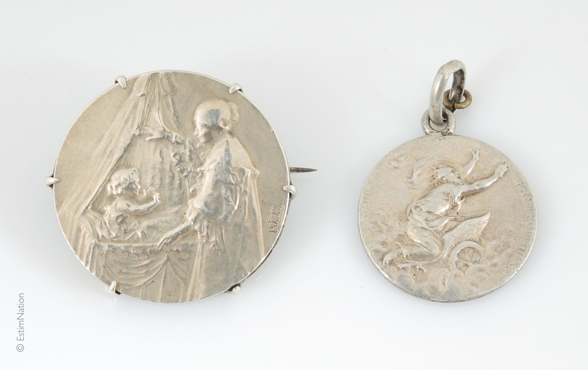 MEDAILLES ARGENT Médaille de naissance en argent sup. 800/°° signée Vedieu (?) m&hellip;