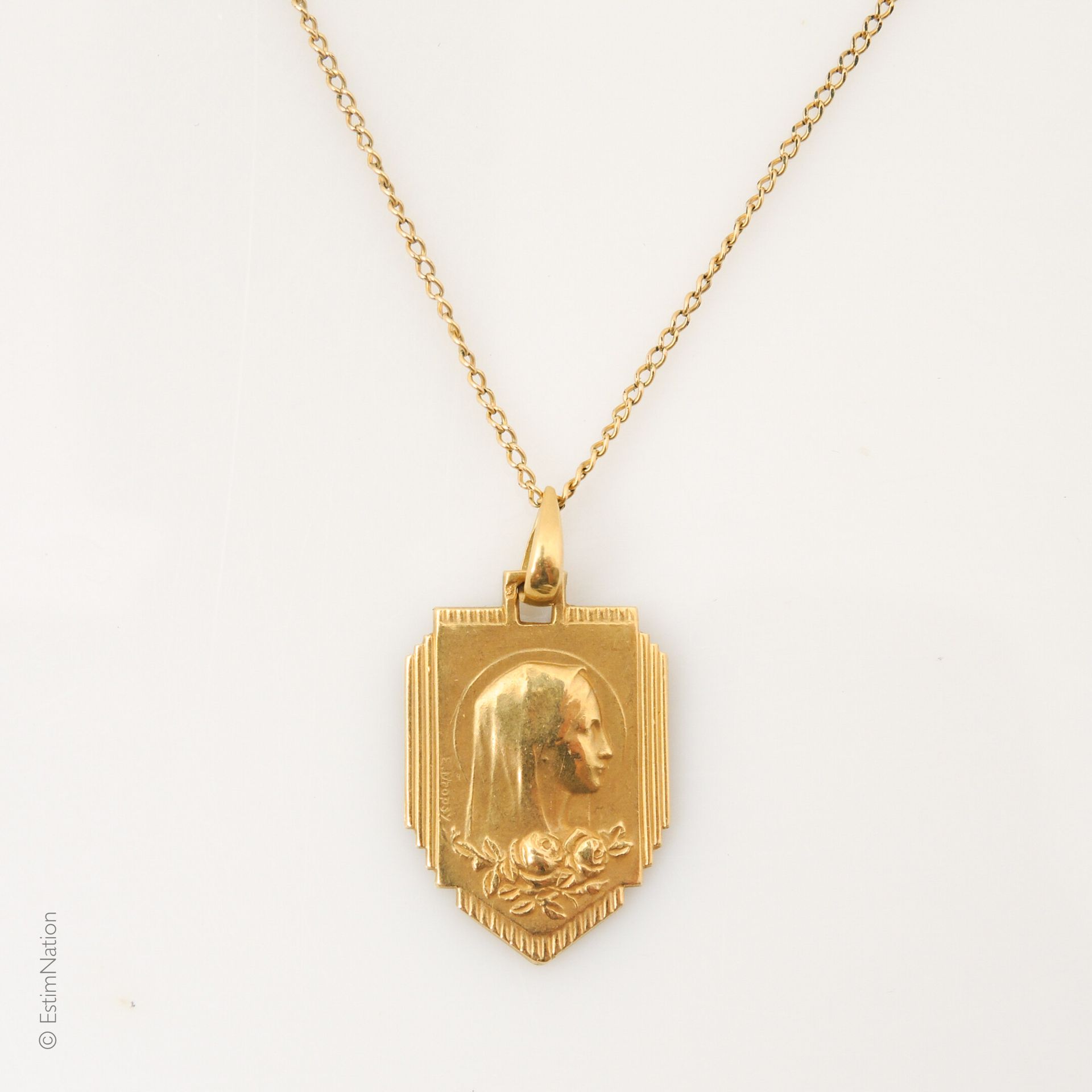 MÉDAILLE Médaille Art Déco figurant le profil de la Vierge en or jaune 18K (750°&hellip;