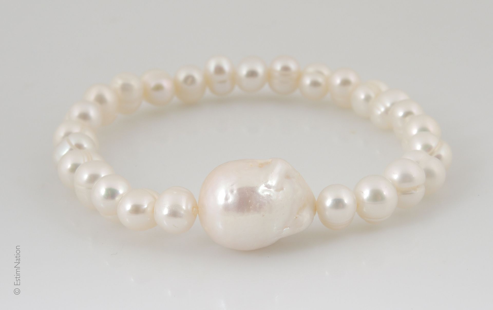 BRACELET PERLES Bracelet extensible composé de perles de culture et d'une import&hellip;