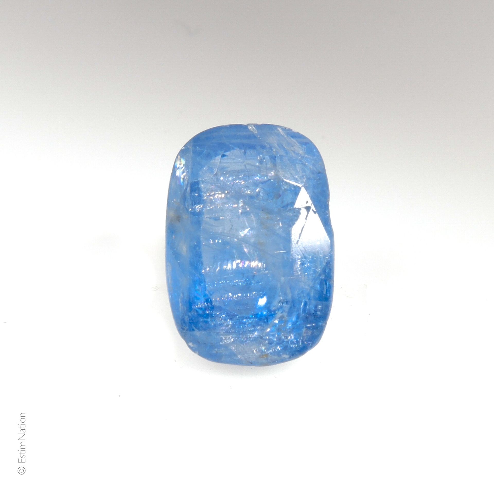 SAPHIR 5.04 CARAT Saphir naturel taille coussin facetté de couleur bleue pesant &hellip;