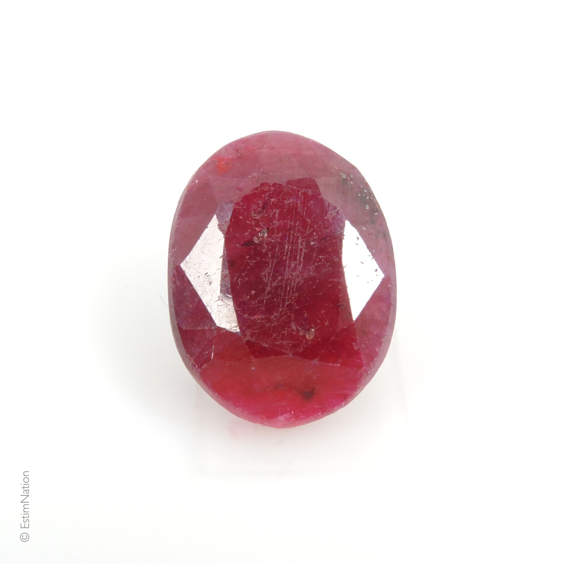 RUBIS 16.50 CARAT Un important rubis sur papier facetté de forme ovale. Poids : &hellip;