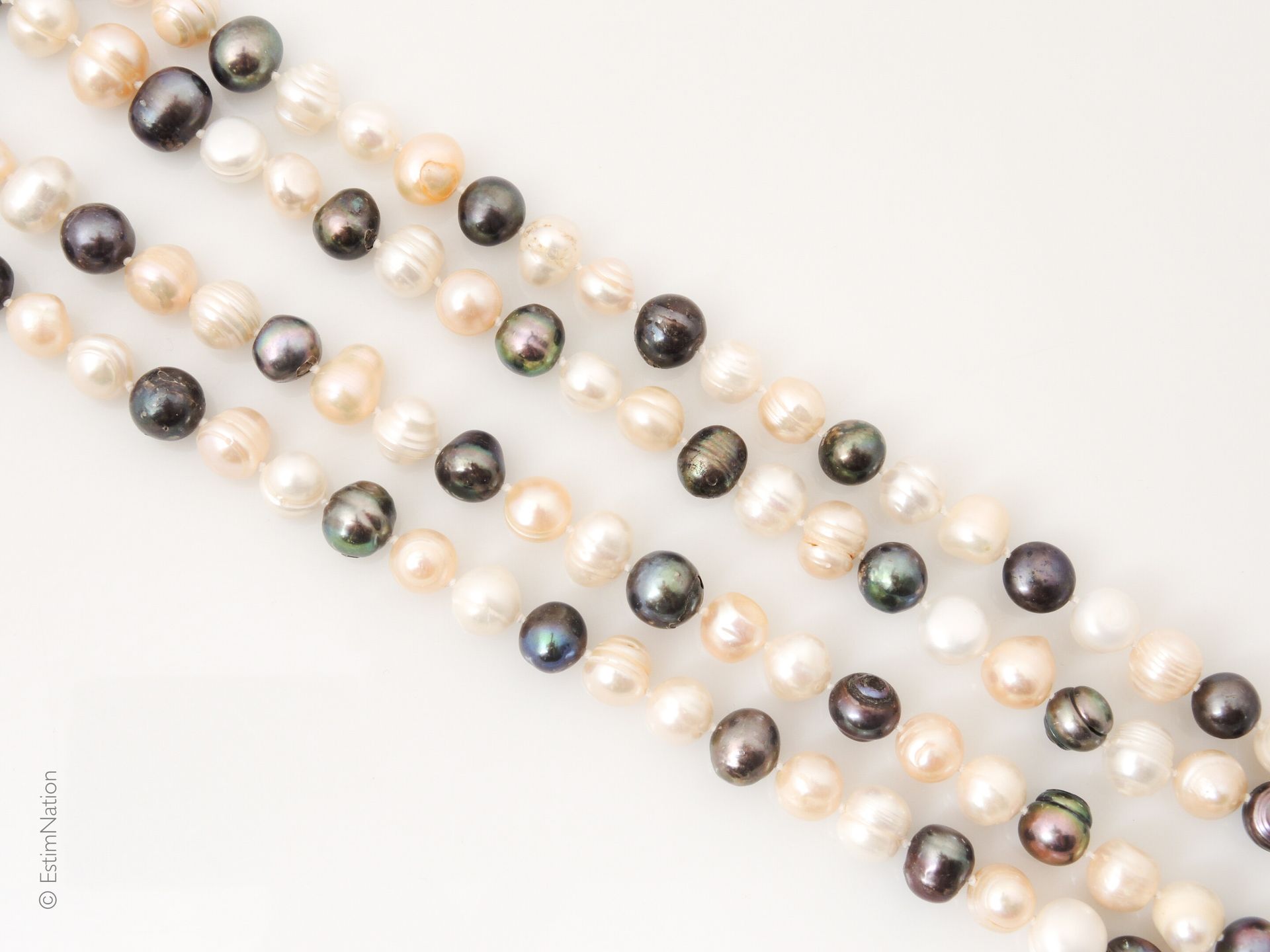 SAUTOIR PERLES Long sautoir de perles d'eau douce blanches et grises. 

Longueur&hellip;