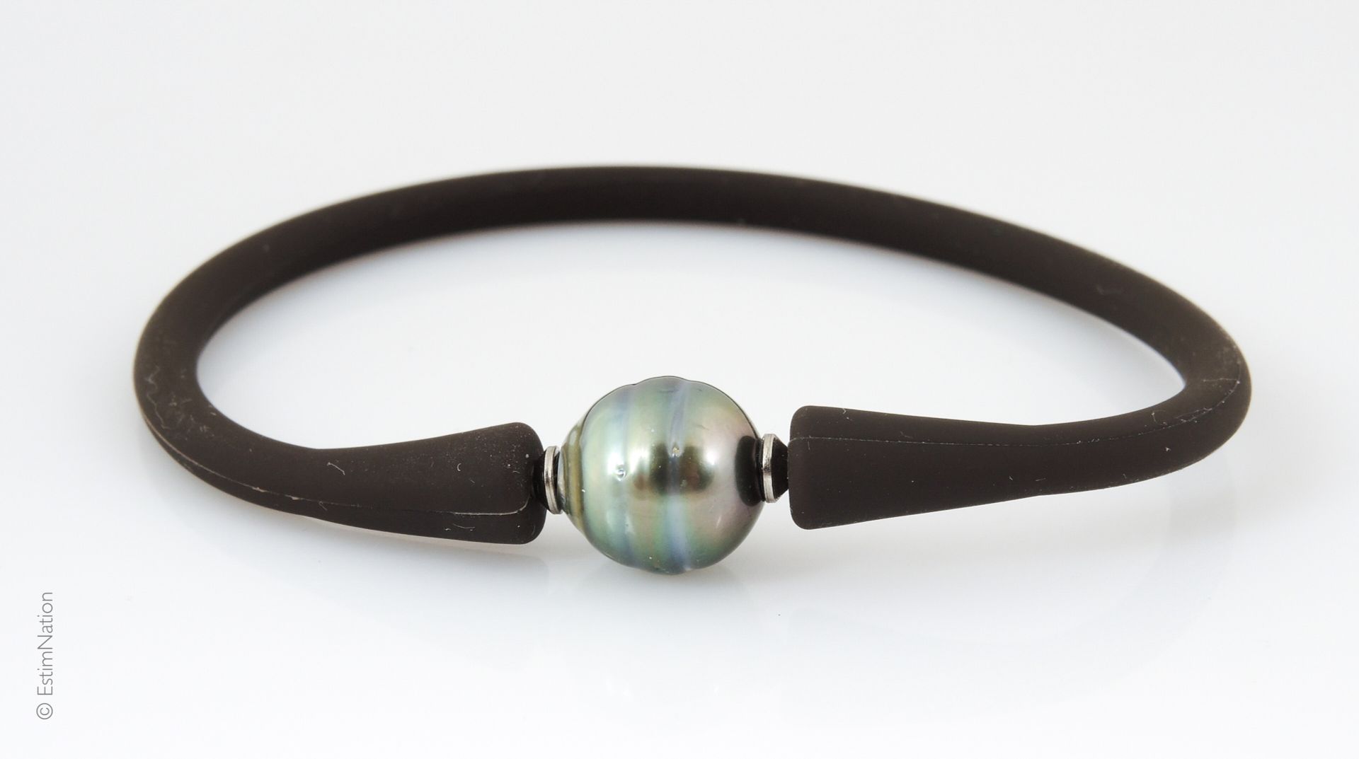 BRACELET PERLE Bracelet en silicone souple centré d'une perle de Tahiti. Diamètr&hellip;