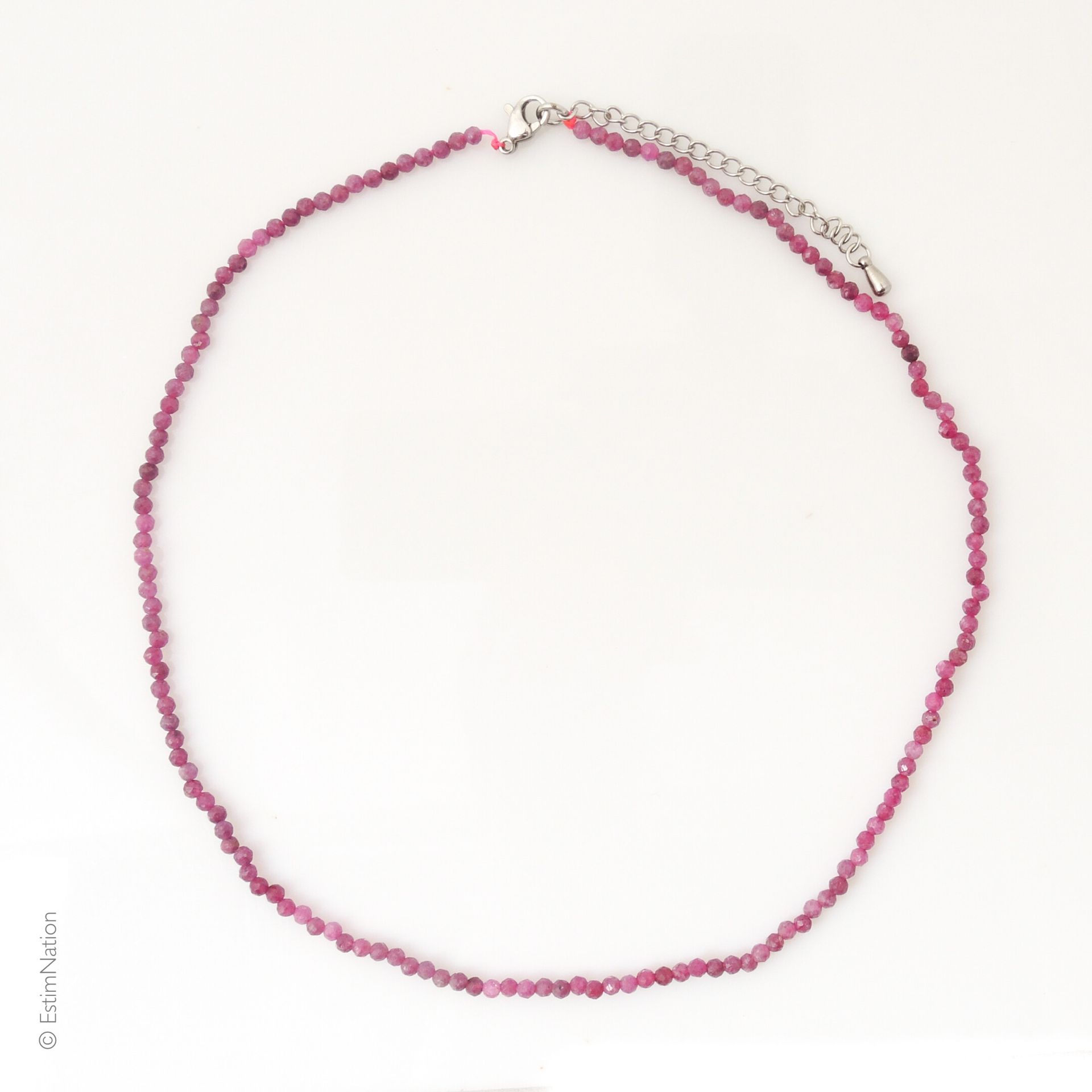 COLLIER RUBIS Fin collier de perles de racines de rubis. Fermoir mousqueton en m&hellip;
