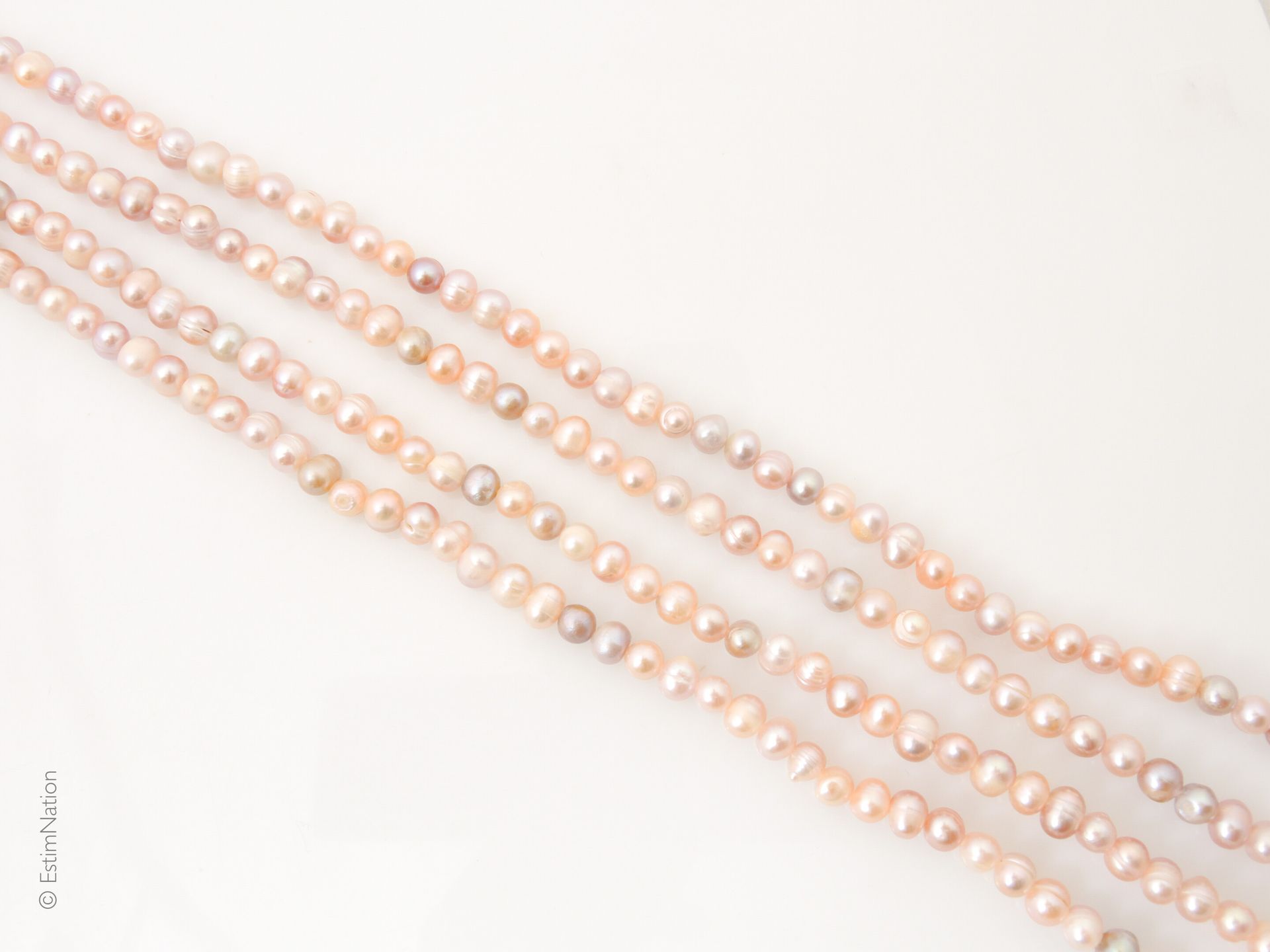 SAUTOIR EN PERLES Long sautoir en perles d'eau douce. Diamètre : 6.5 mm environ &hellip;