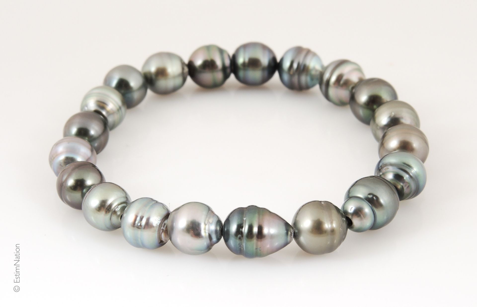 BRACELET PERLES DE TAHITI Bracelet extensible composé de vingt perles de Tahiti.&hellip;