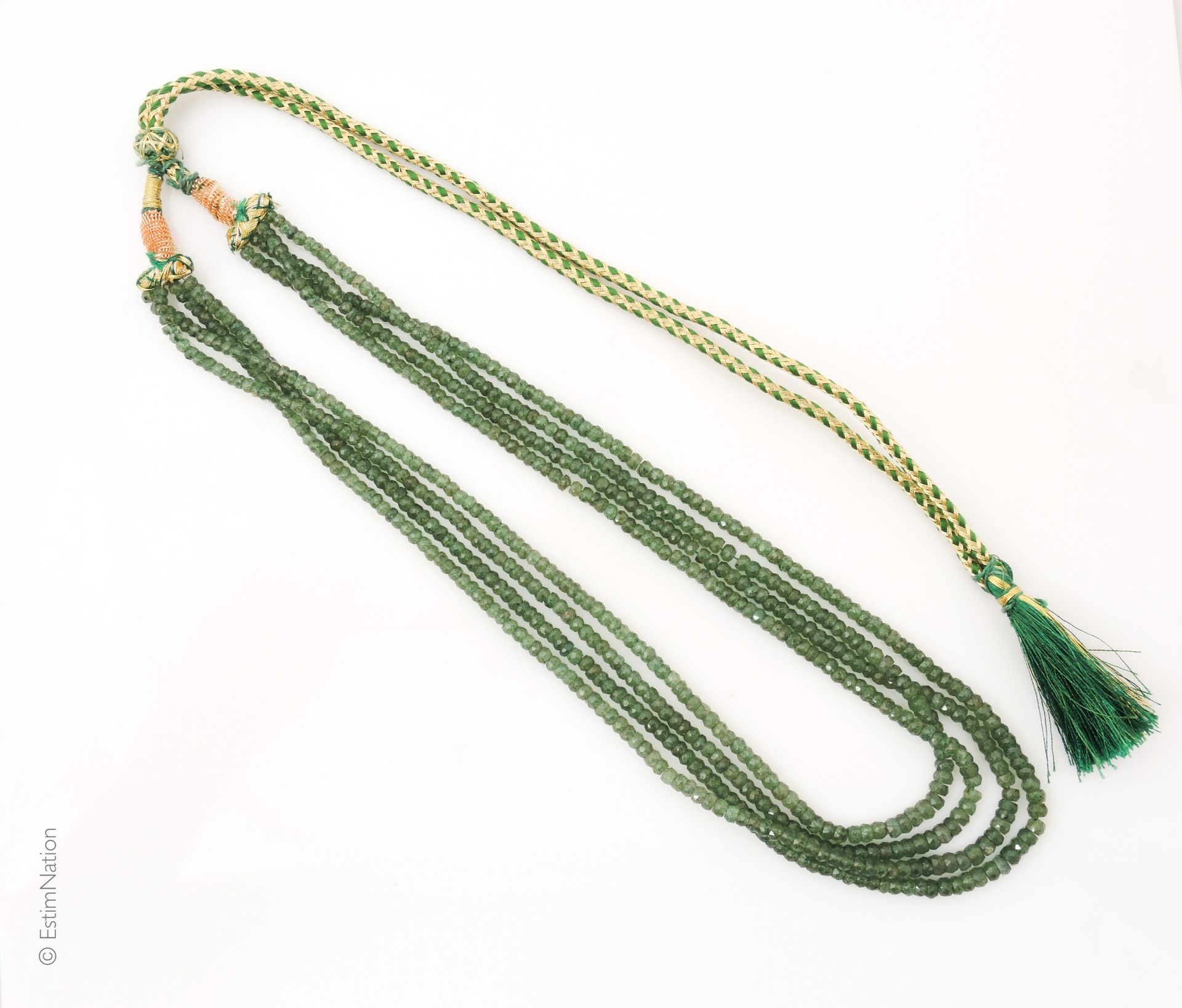 COLLIER EMERAUDES Collier composé de quatre rangs de perles facettés de racines &hellip;