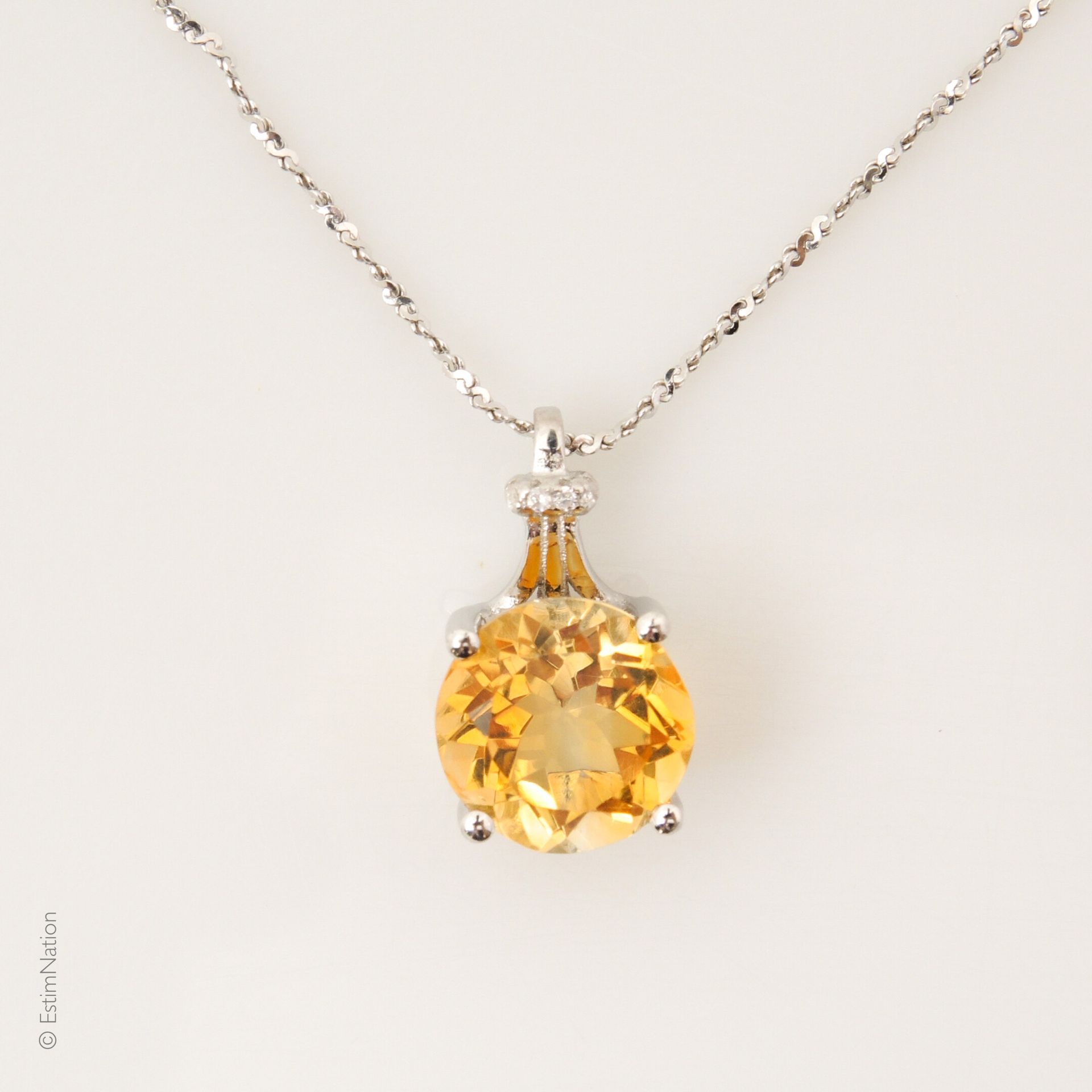 COLLIER PENDENTIF CITRINE Collier en argent 925/°° composé d'une chaîne à maille&hellip;