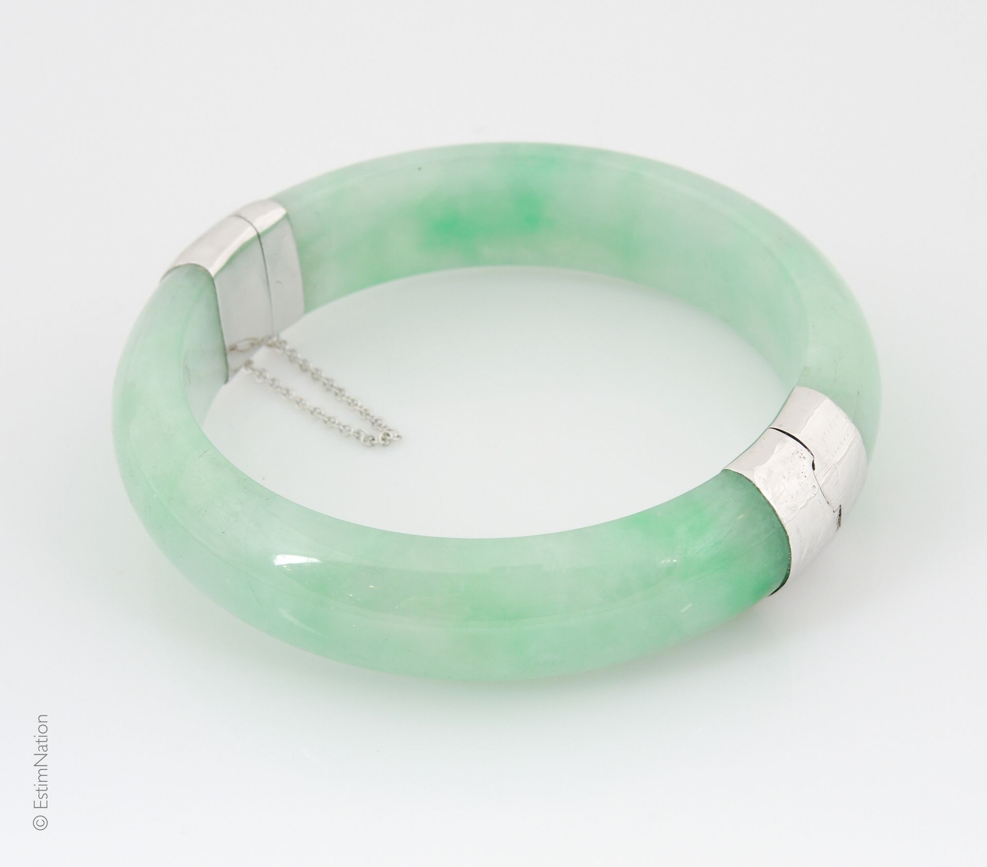 JONC EN JADE Important bracelet jonc en jade ouvrant. Fermoir en argent 925/°° à&hellip;