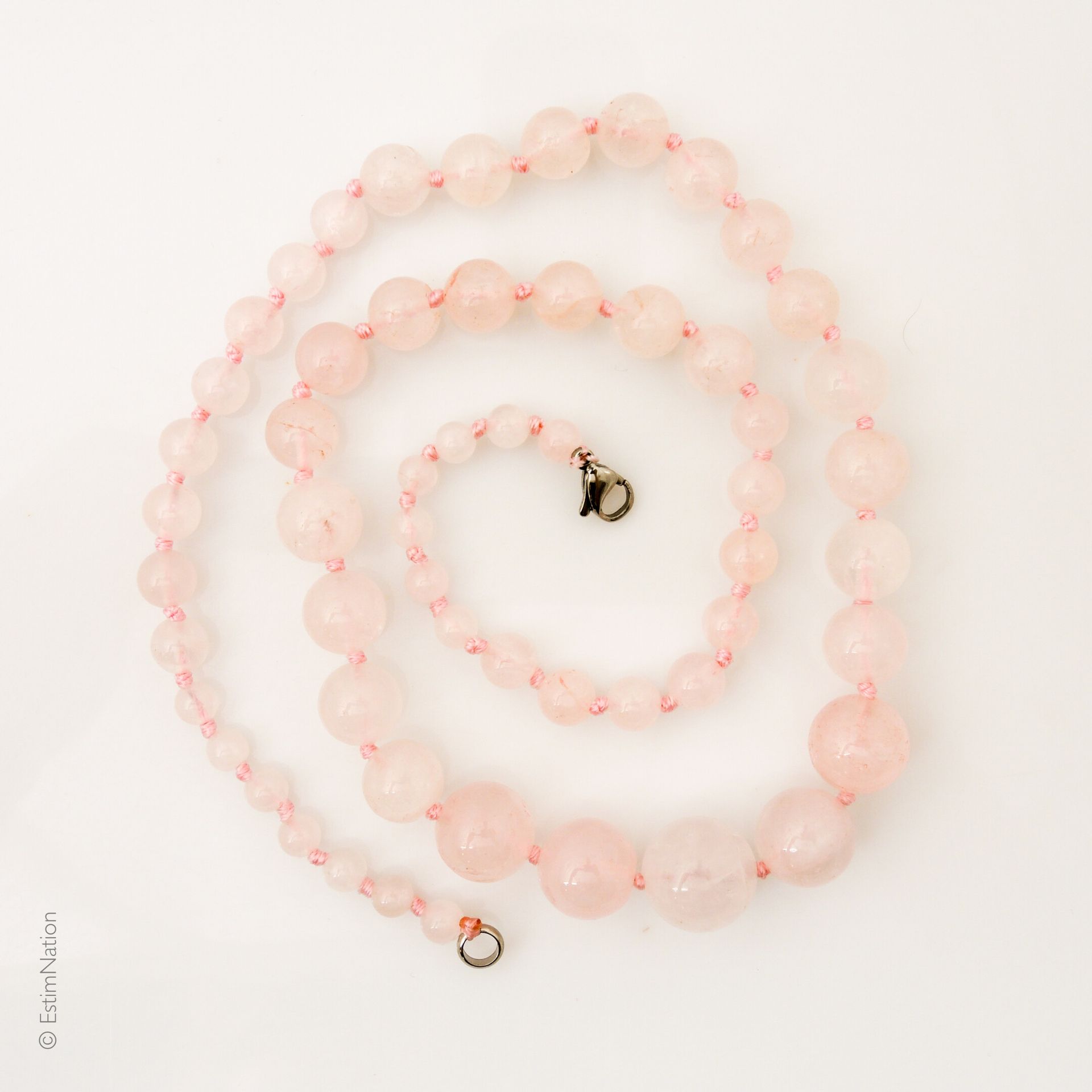 COLLIER QUARTZ ROSE Collier en chute composé de perles de quartz rose. Fermoir m&hellip;