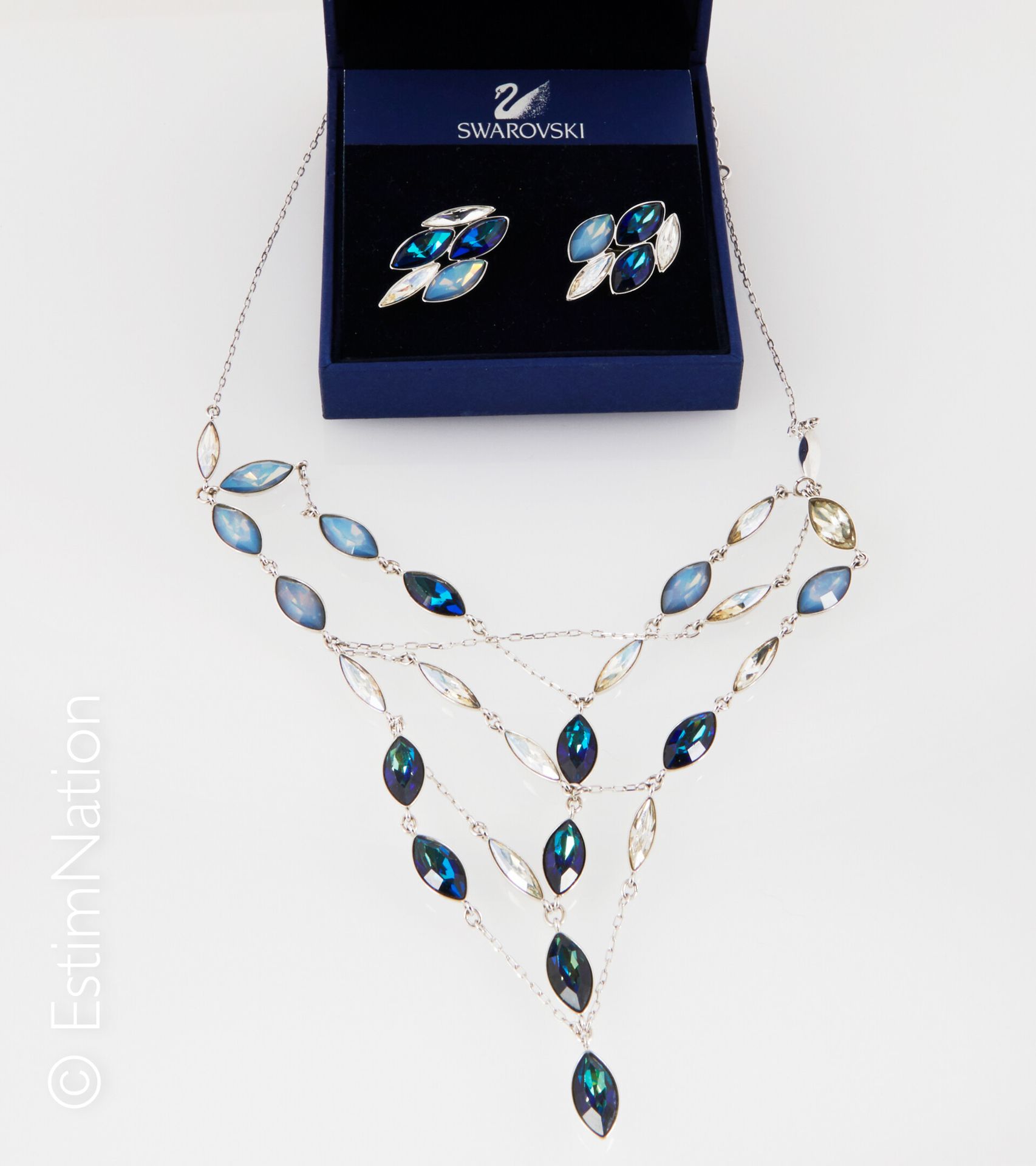SWAROVSKI DEMI PARURE en métal et cristaux bleus comprenant un collier et une pa&hellip;