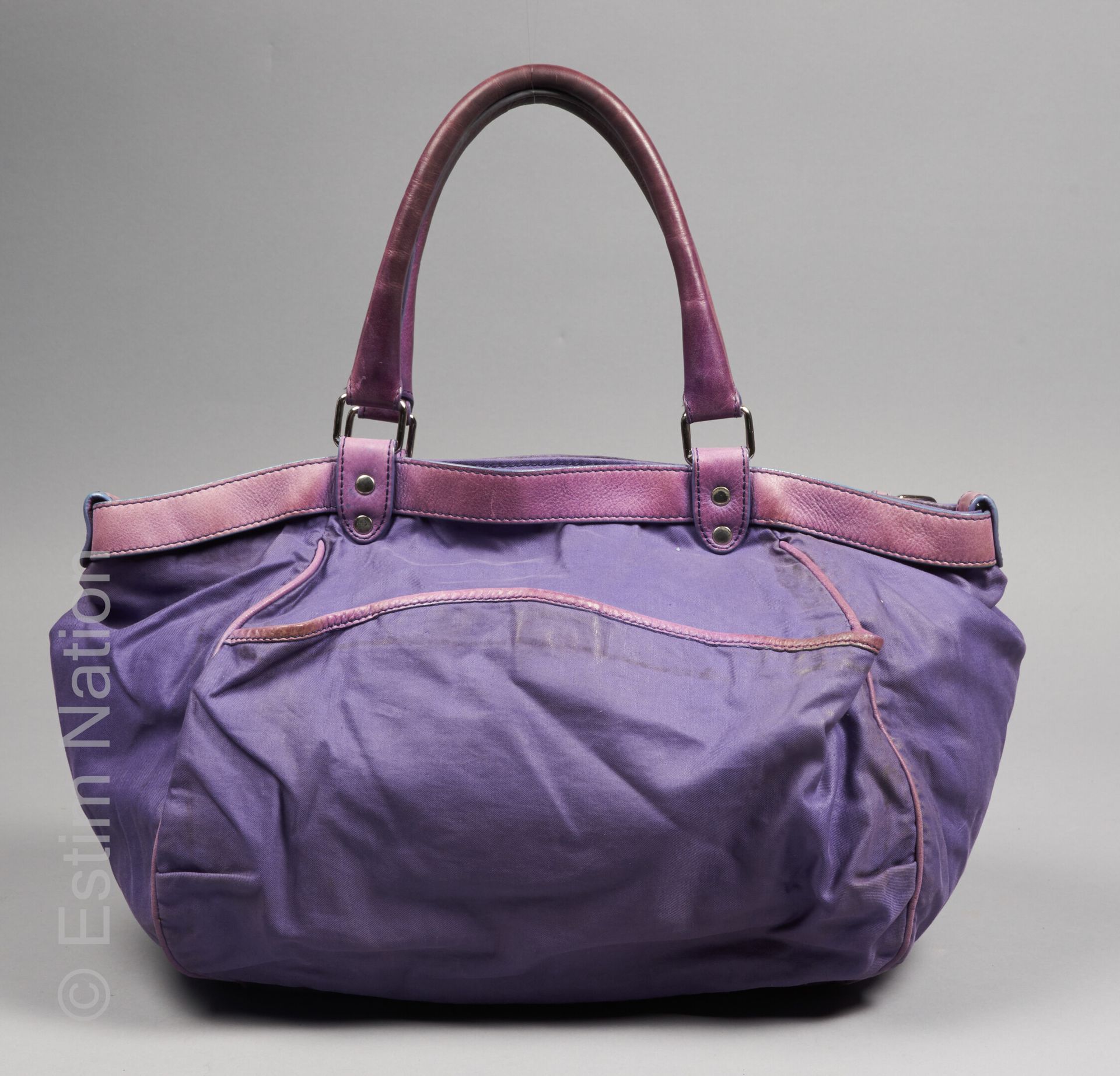Vanessa BRUNO CABAS en toile enduite et cuir violet agrémenté de poches pression&hellip;