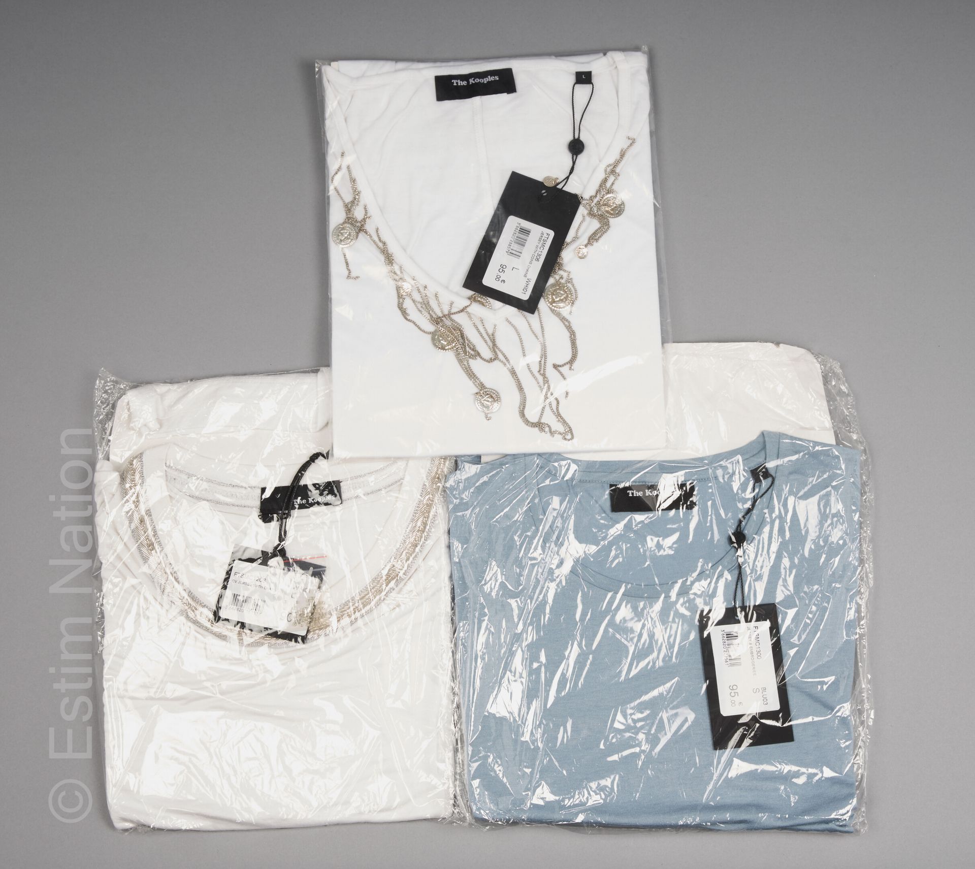 The KOOPLES TROIS TOPS en jersey blanc et bleu rehaussés de broderies, chaînes e&hellip;
