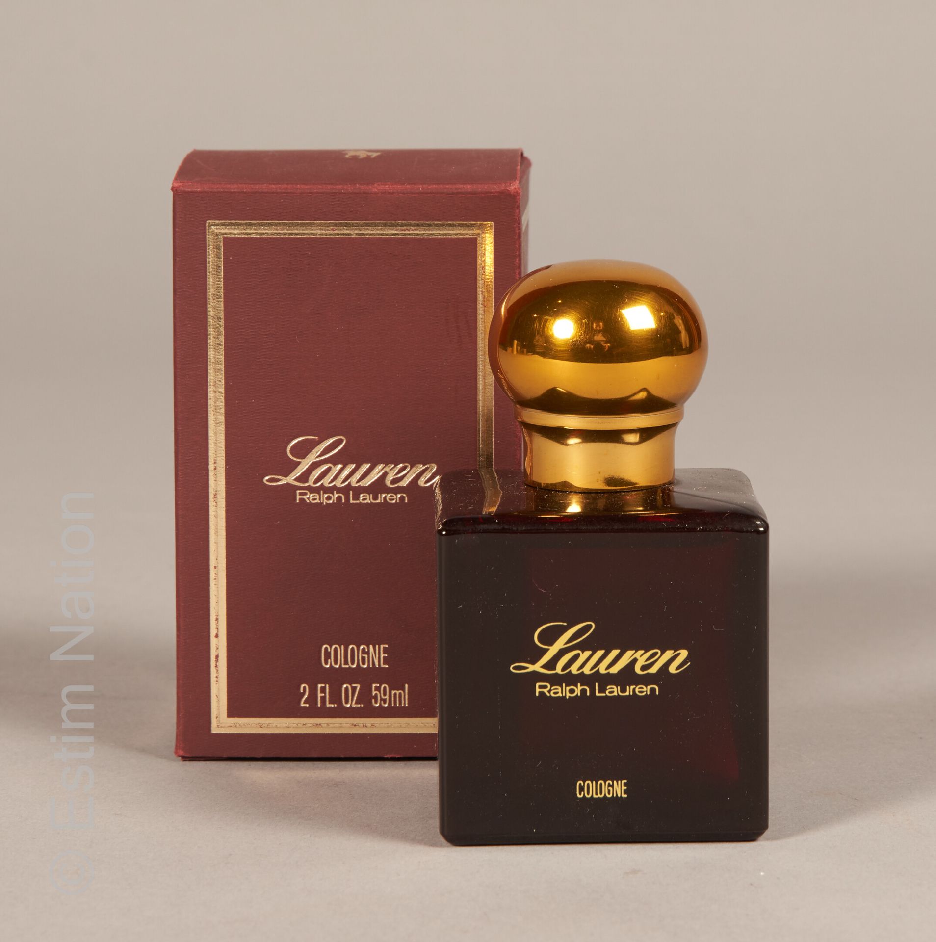 RALPH LAUREN "Lauren" Flacon de parfum en verre de forme carrée, bouchon doré. C&hellip;