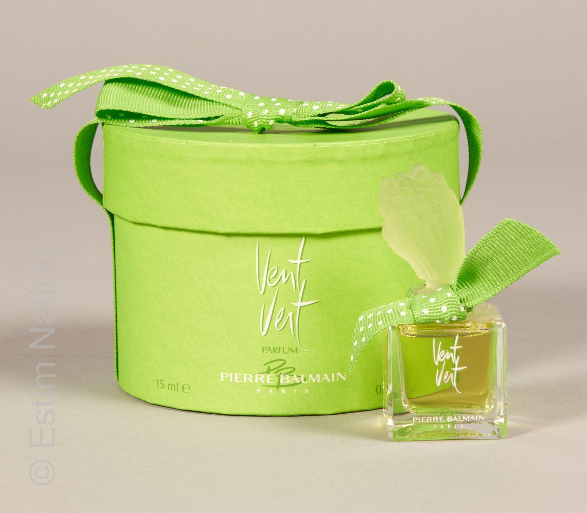PIERRE BALMAIN "Vent vert" Flacon en verre contenant 15 mL d'extrait de parfum. &hellip;