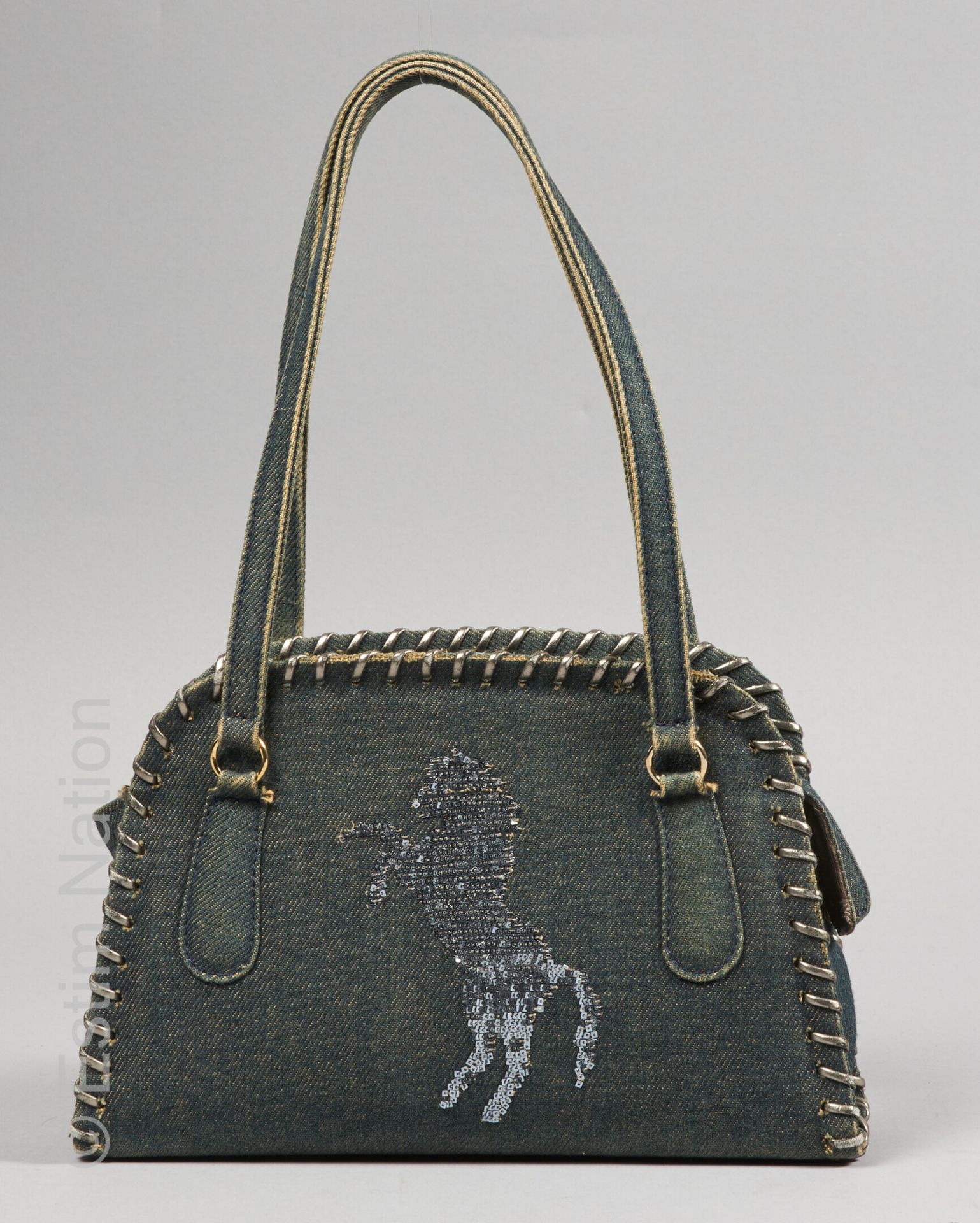 CHLOE SAC trapèze en denim used orné d'un cheval cabré strassé, intérieur en cui&hellip;