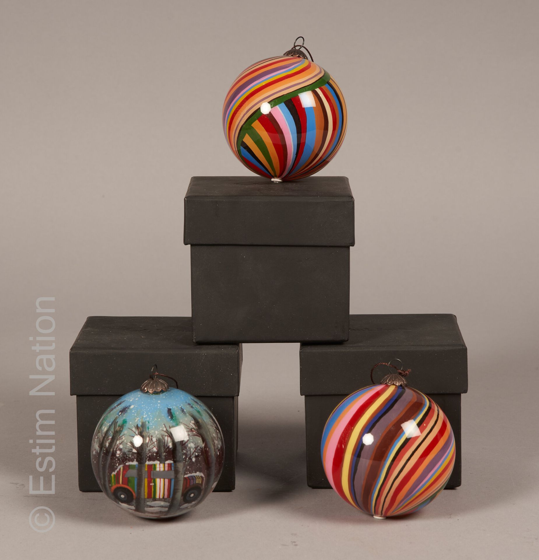 PAUL SMITH Trois boules de décoration présentées dans leur coffret de couleur no&hellip;