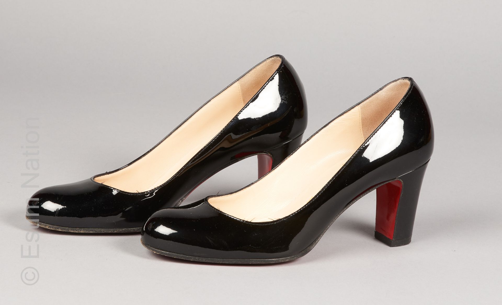 Christian LOUBOUTIN PAIRE D'ESCARPINS en cuir verni noir (P 36) (patine d'usage)