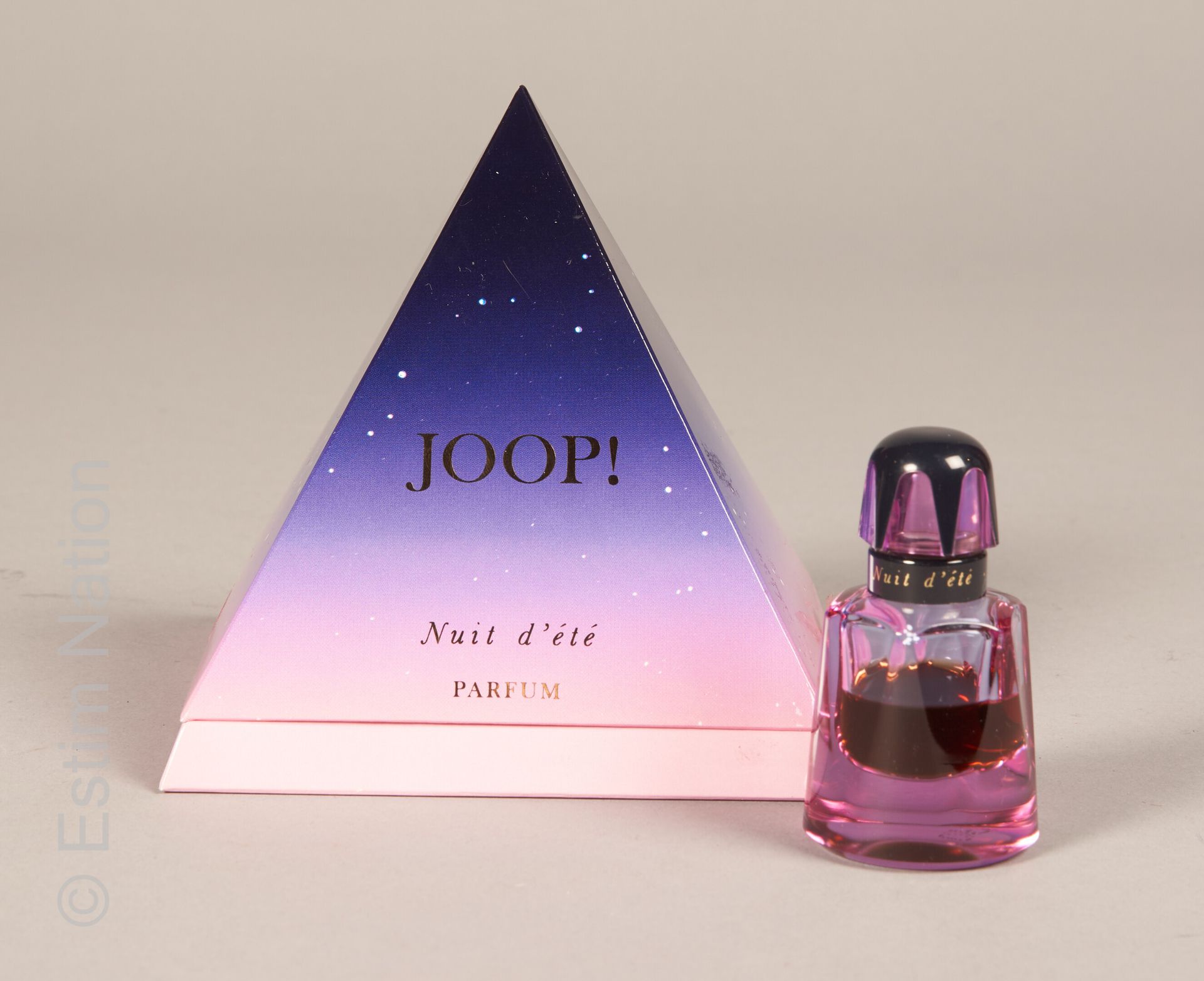 PARFUMS JOOP "Joop !" Flacon en verre teinté rose, extrait de parfum 5 mL. Coffr&hellip;