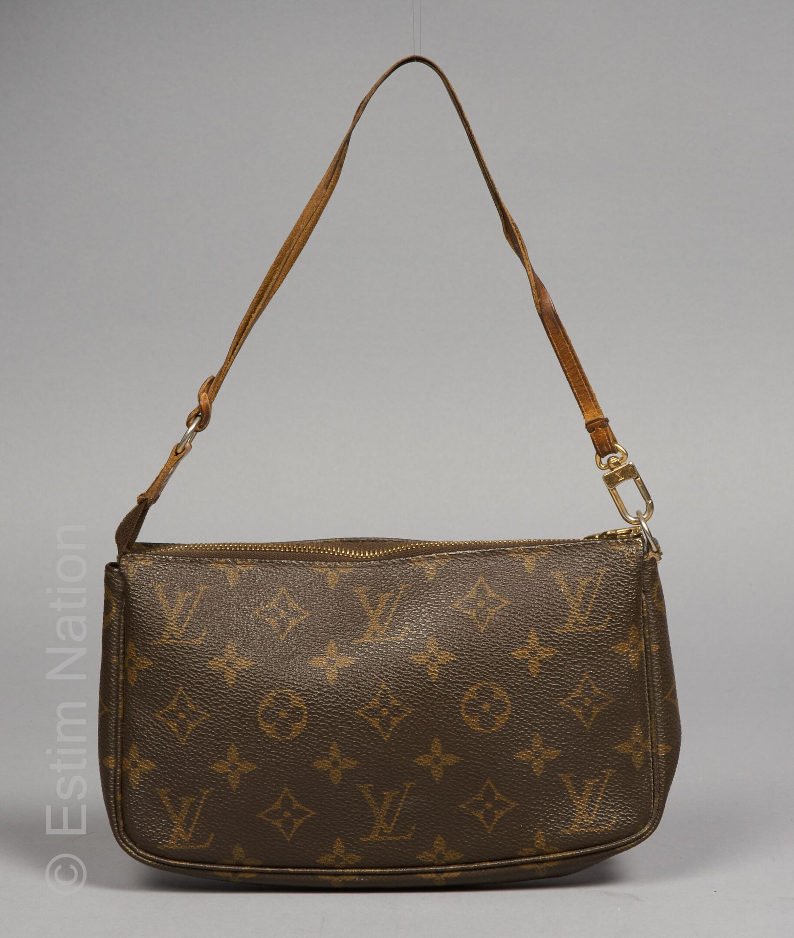 LOUIS VUITTON POCHETTE "ACCESSOIRE" en toile Monogram, anses en cuir naturel (14&hellip;