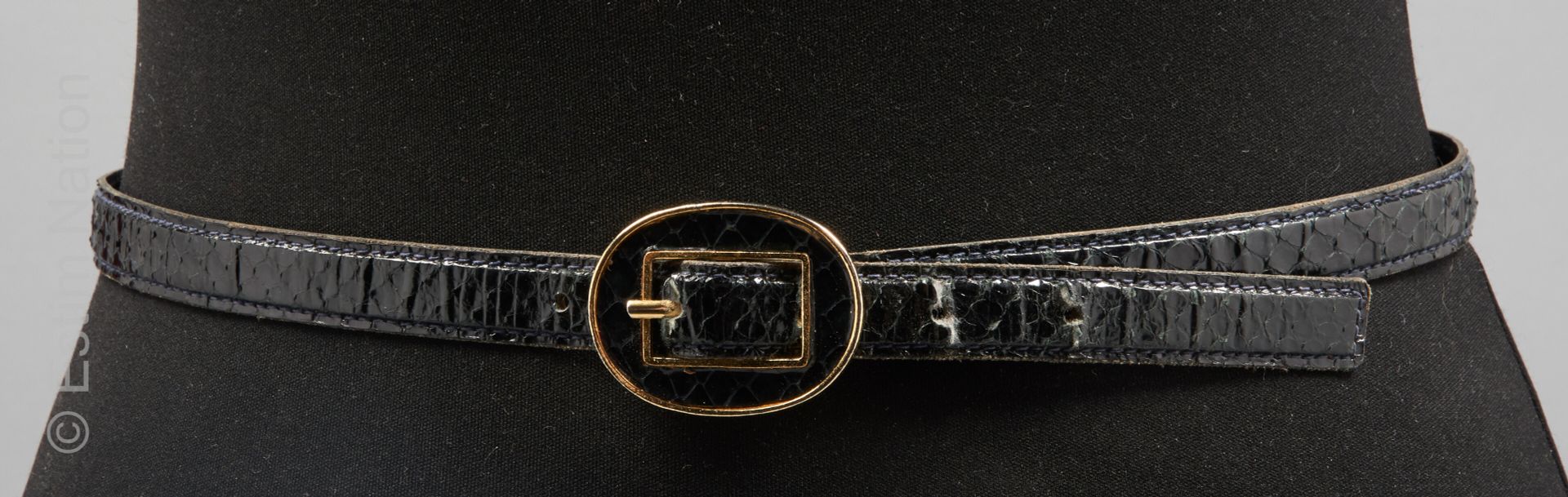 YVES SAINT LAURENT Vintage FINE CEINTURE en python lustré bleu nuit et métal dor&hellip;