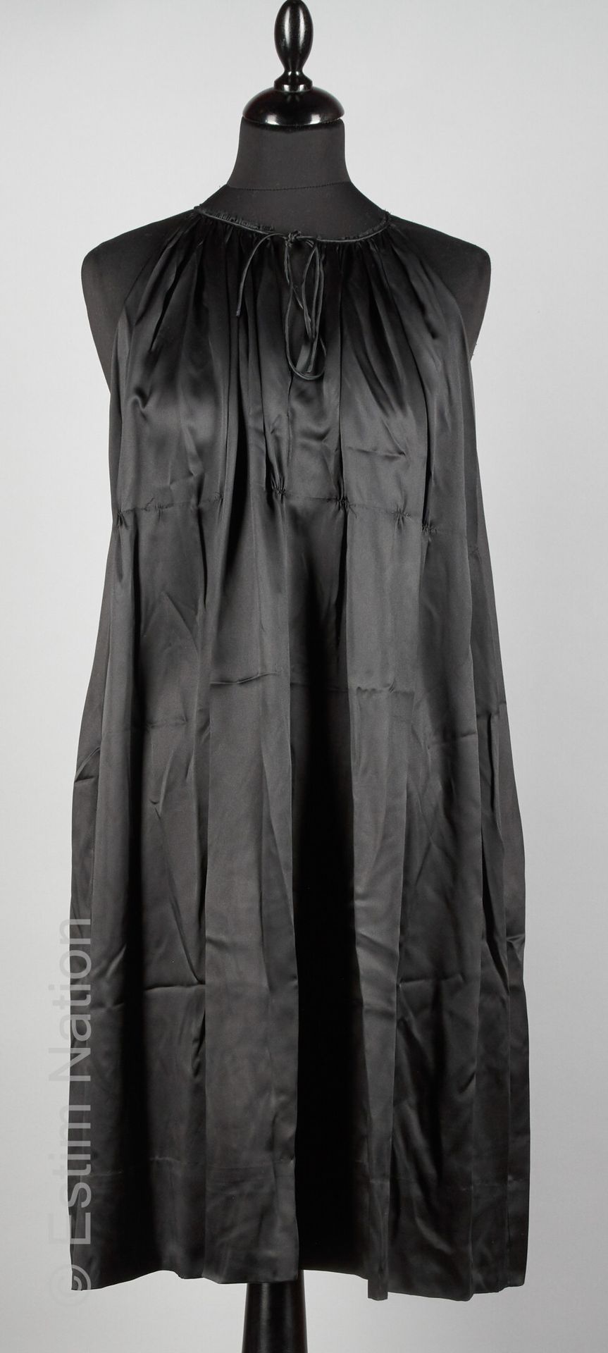 MAJE ROBE foulard en satin de soie noir, liens coulissés sur l'encolure (T U)
