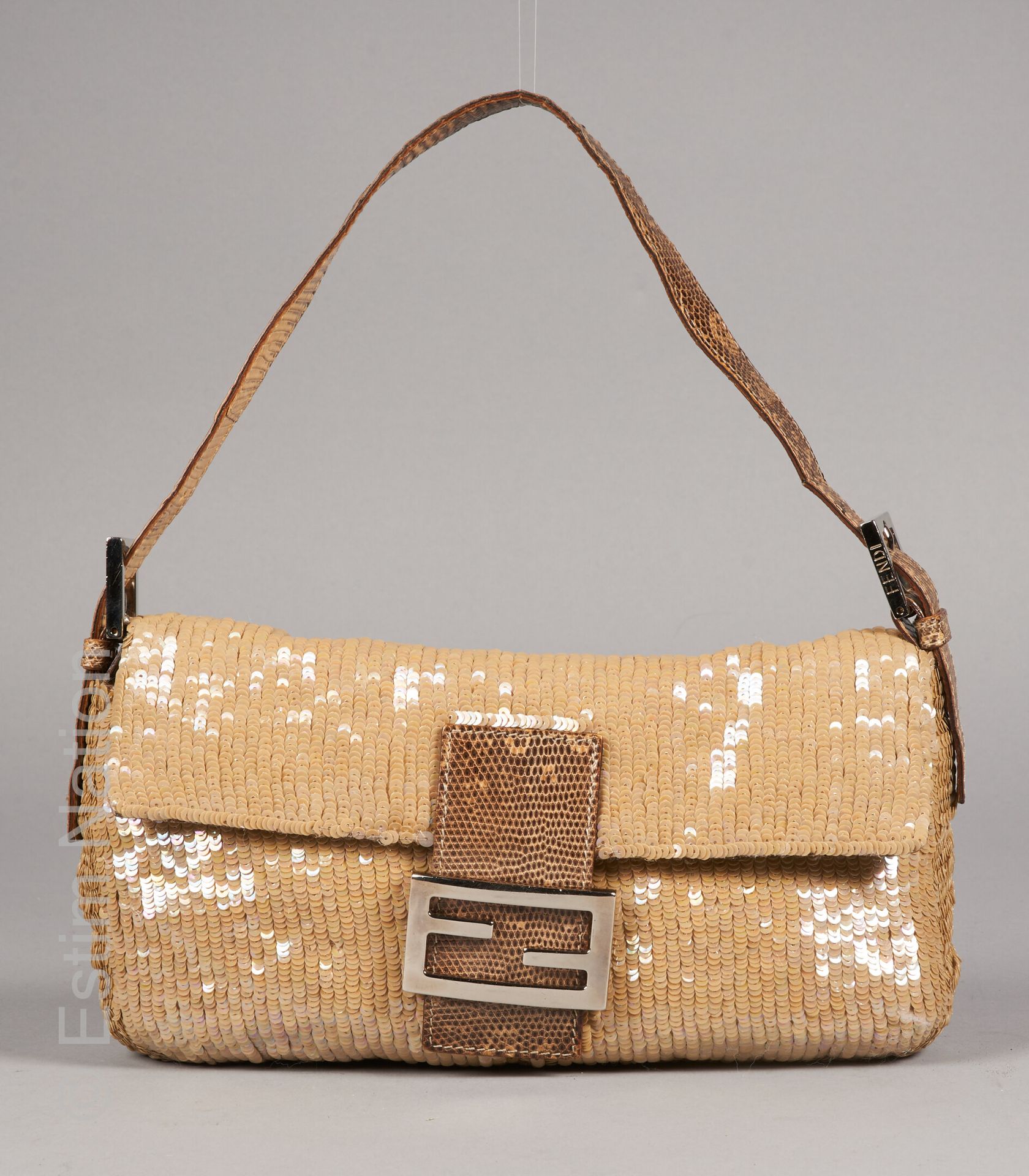 FENDI SERIE LIMITEE SAC BAGUETTE entièrement rebrodé de sequins beiges, languett&hellip;