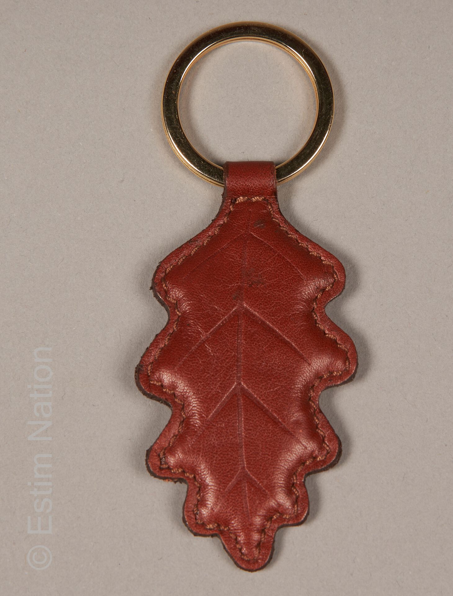 Inès de LA FRESSANGE Porte-clefs en cuir rouge, titré, en forme de feuille de ch&hellip;