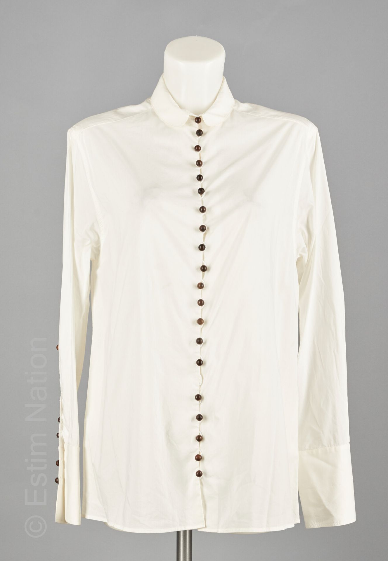 GIVENCHY TUNIQUE en coton blanc, simple boutonnage boule en bois, rappel sur les&hellip;