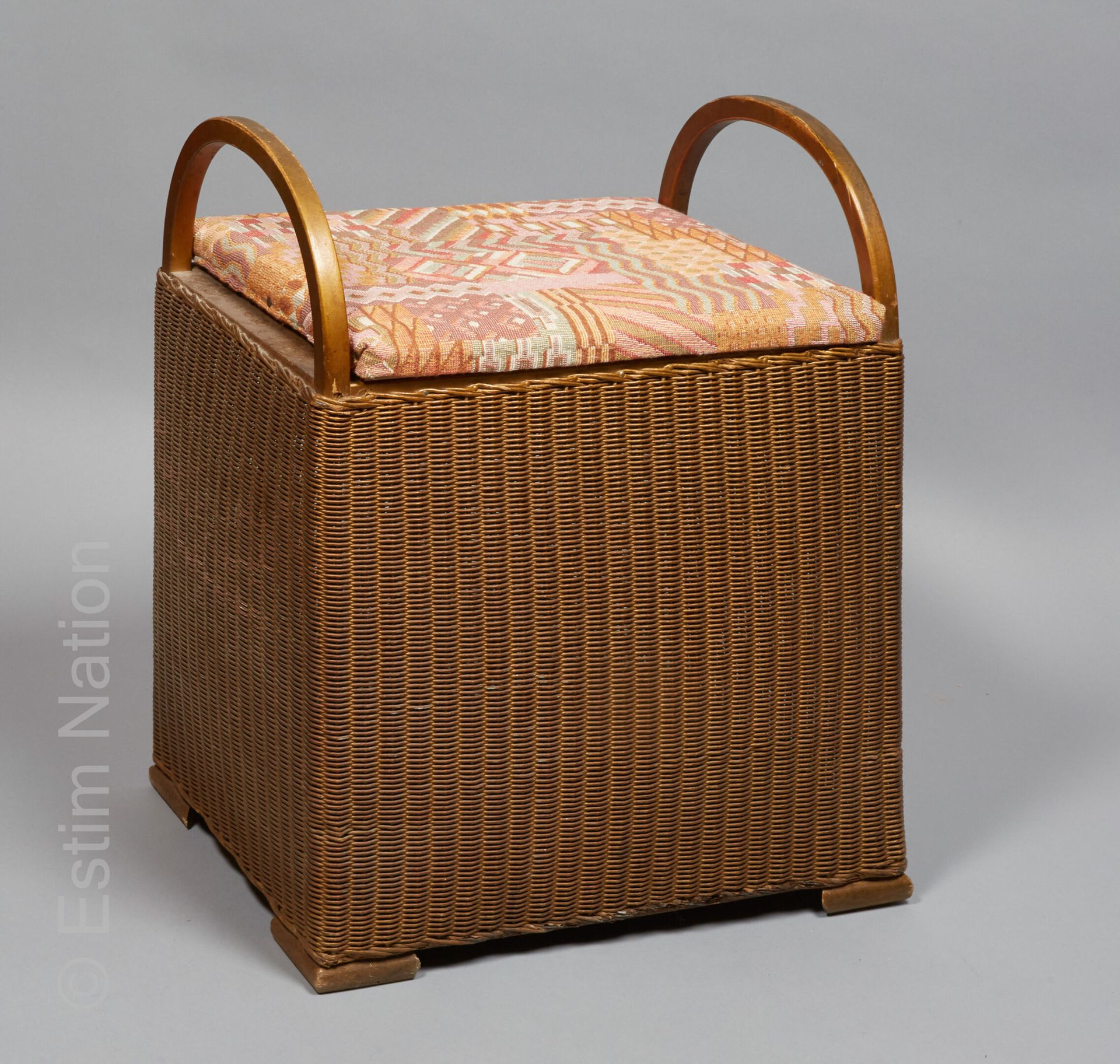 Arts décoratifs du XXe siècle LLOYD LOOM, Lusty edition



Small gold wicker che&hellip;